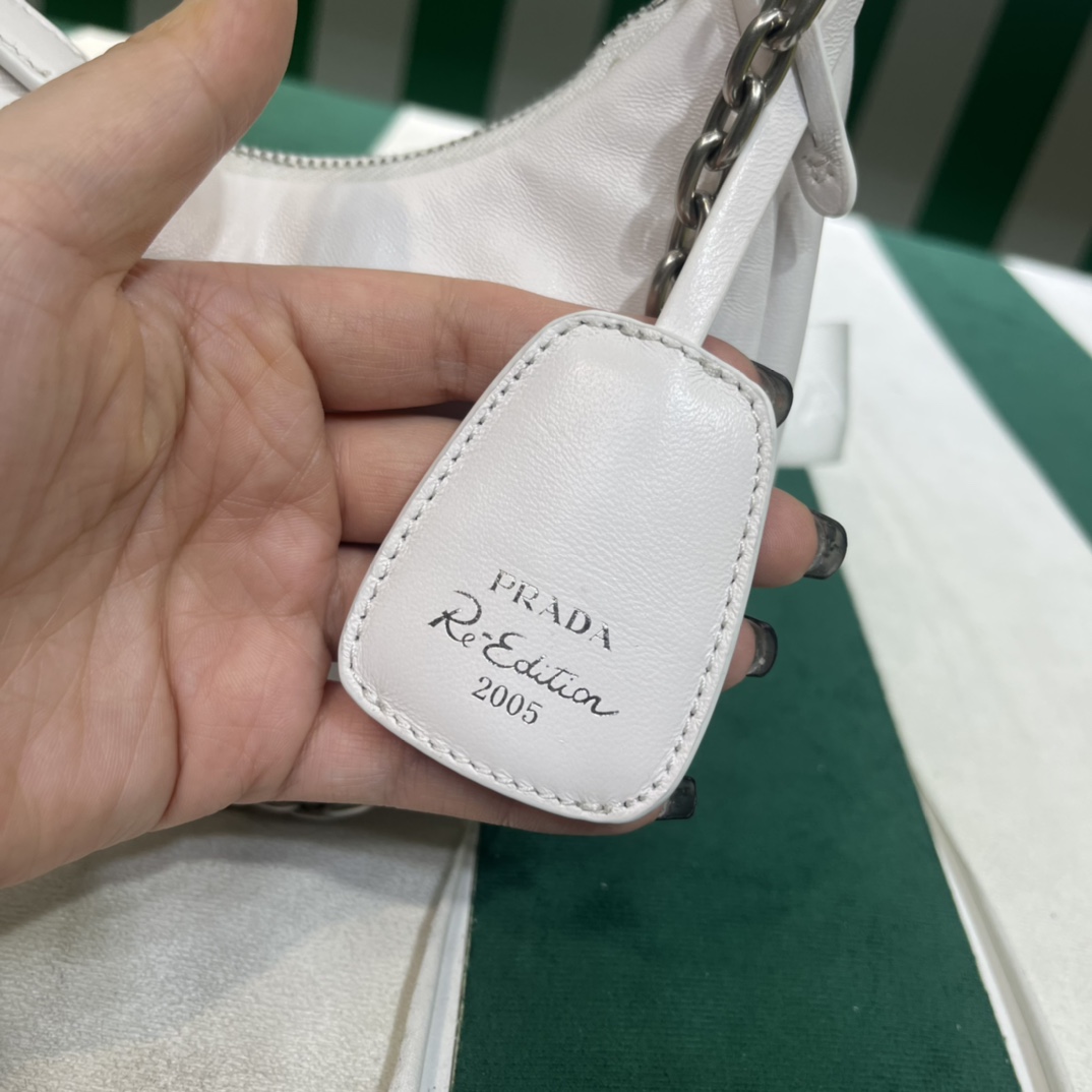 Handbags Prada 1BH240 size:22*12*6 cm - vstockx