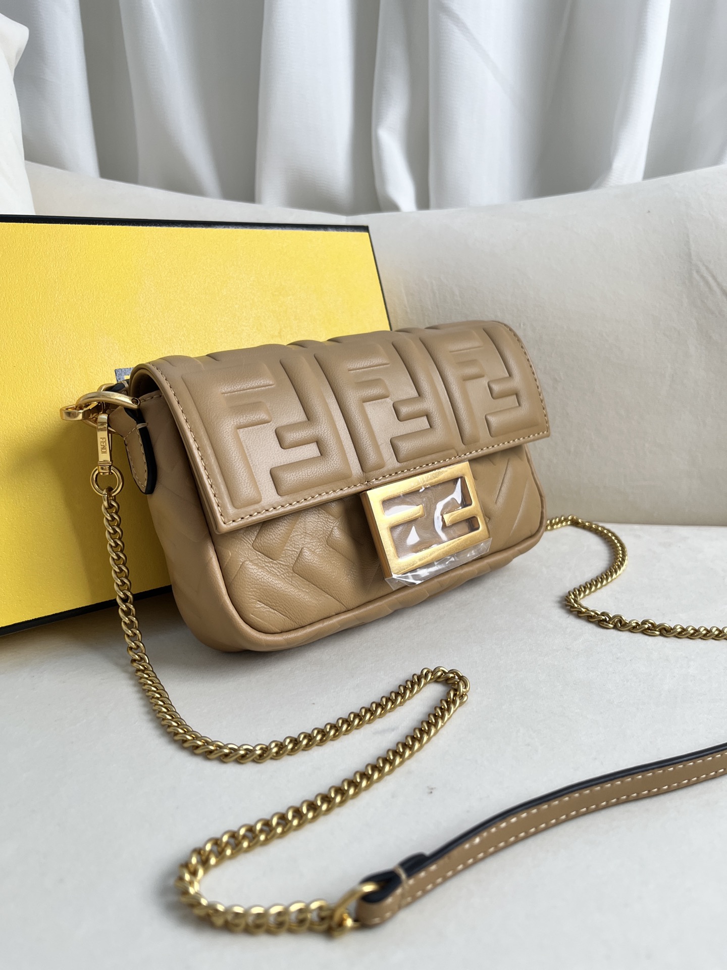 handbags FENDI 212 size:19*11.5*4cm - vstockx