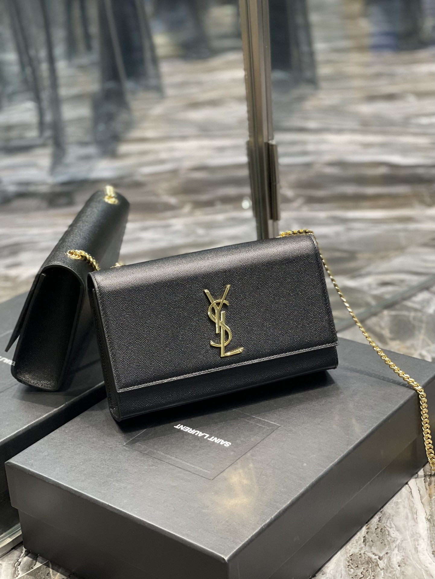 Handbags SAINT LAURENT 364021 size 24x14.5x5 cm - vstockx