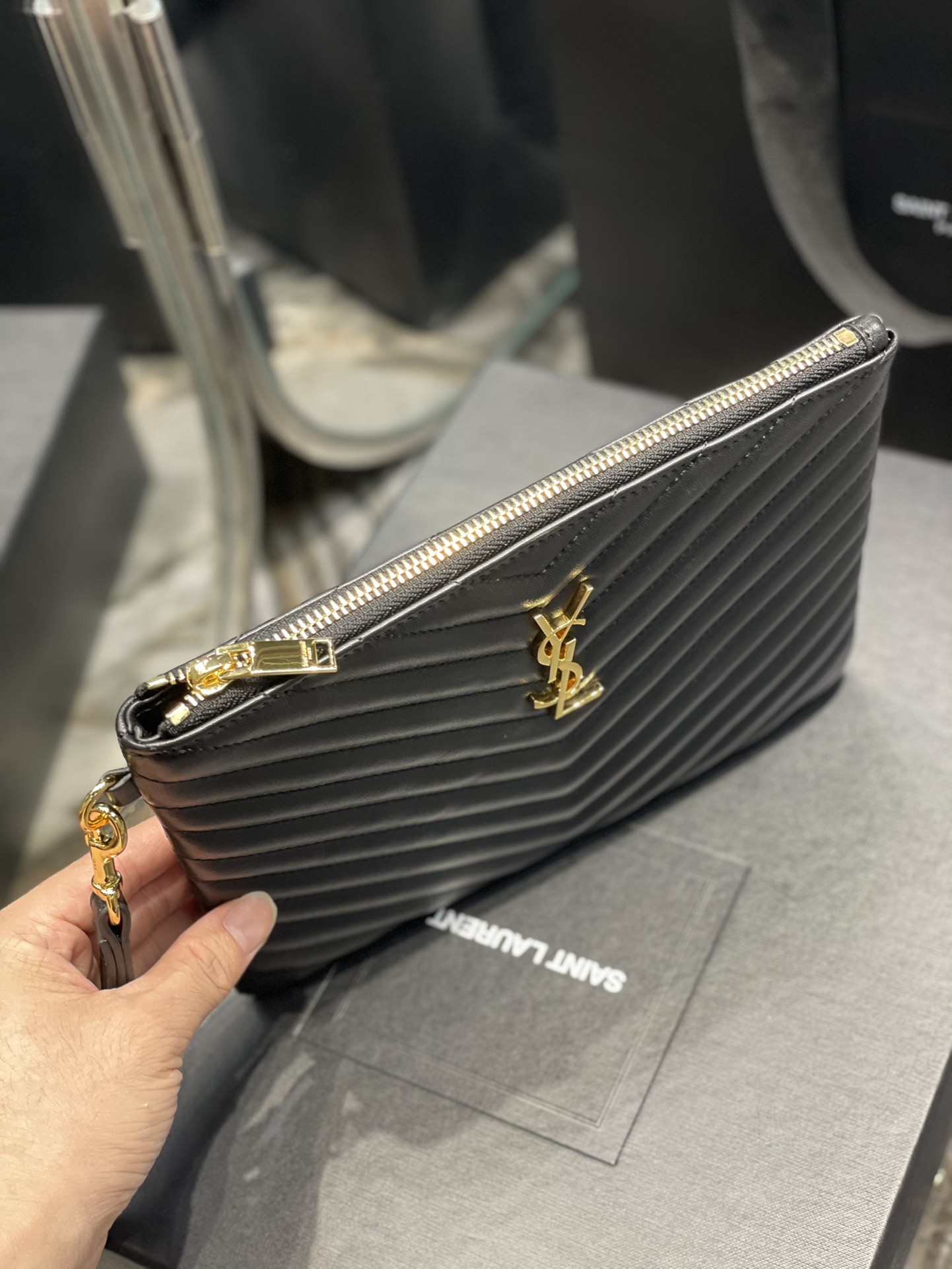 Handbags SAINT LAURENT 379039 size 24  17.5  1.5 cm - vstockx