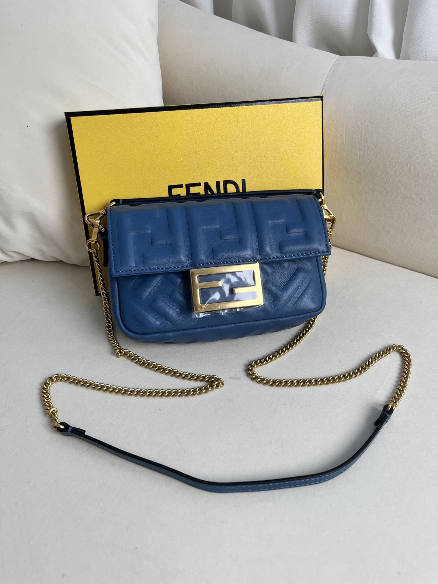 handbags FENDI 212 size:19*11.5*4cm - vstockx