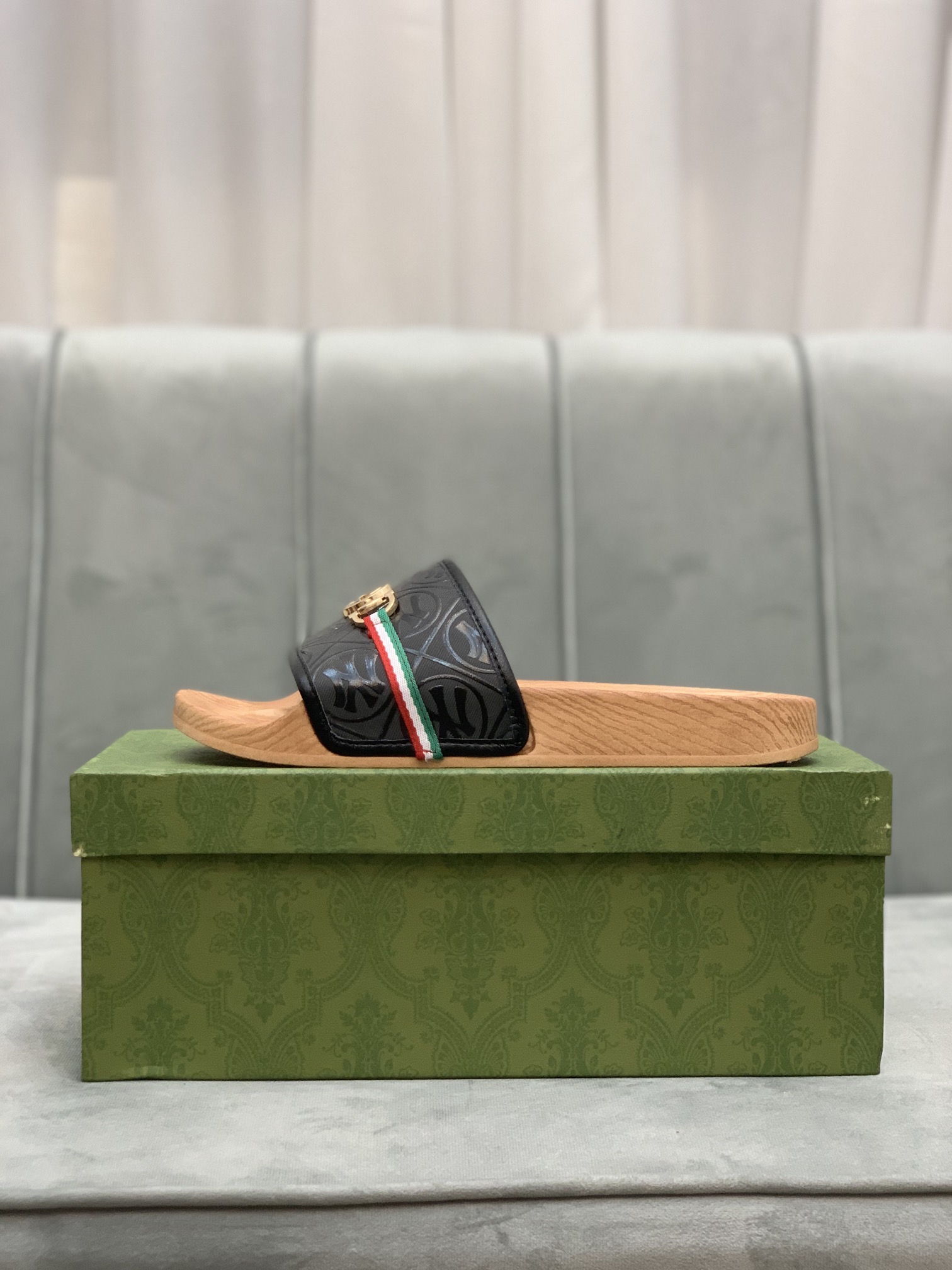 Gucci Slippers 53 - vstockx