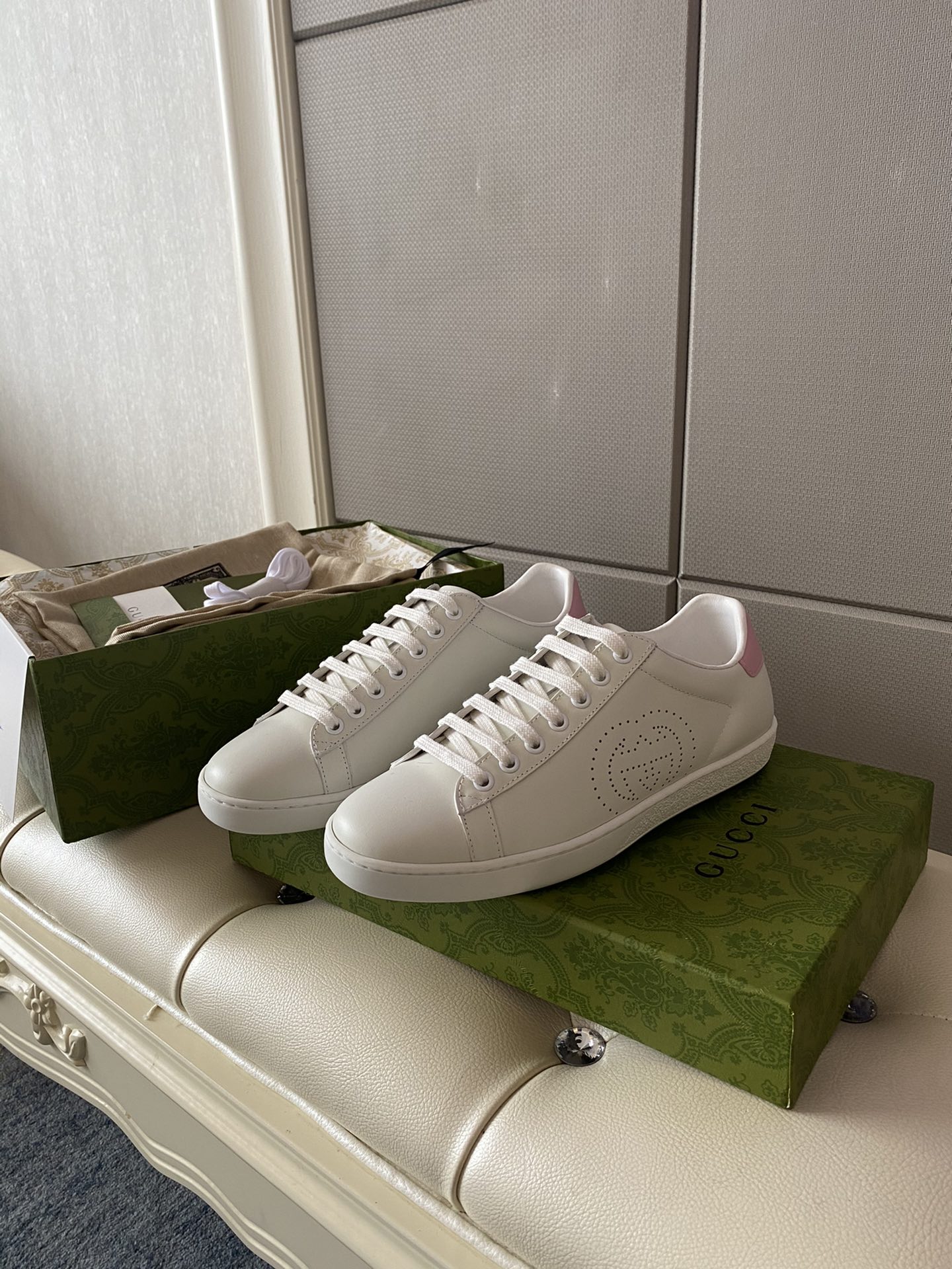 Gucci Women's Ace sneaker with bee sneaker 4 - vstockx