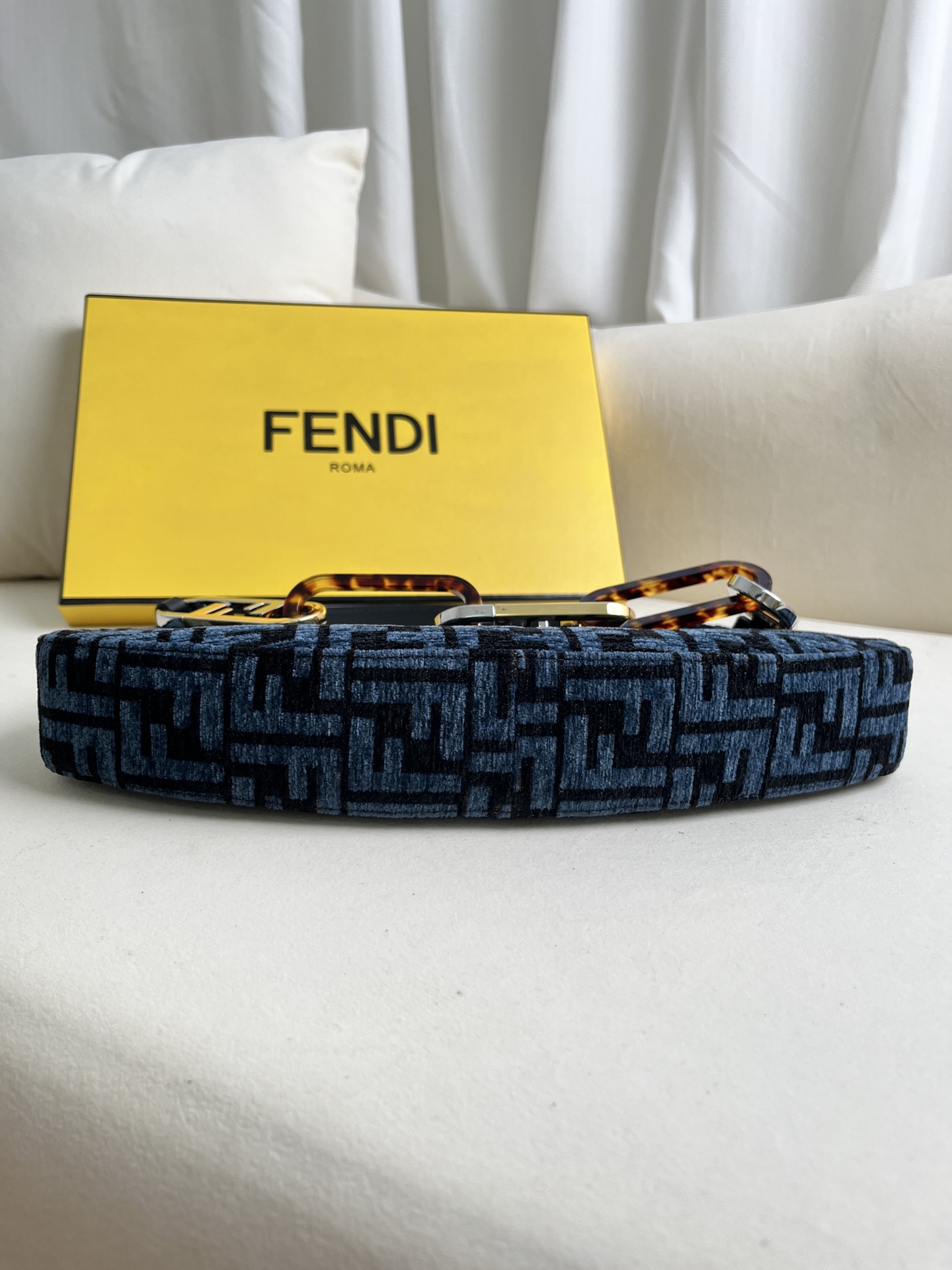 handbags FENDI 225 size:32*11*5cm - vstockx