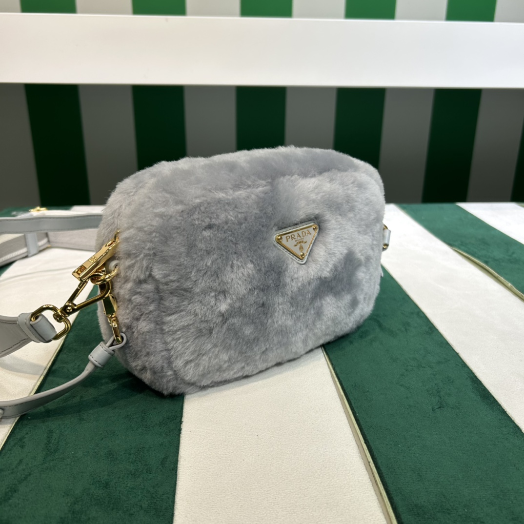 Handbags Prada 1BH192 size:16×6×12 - vstockx