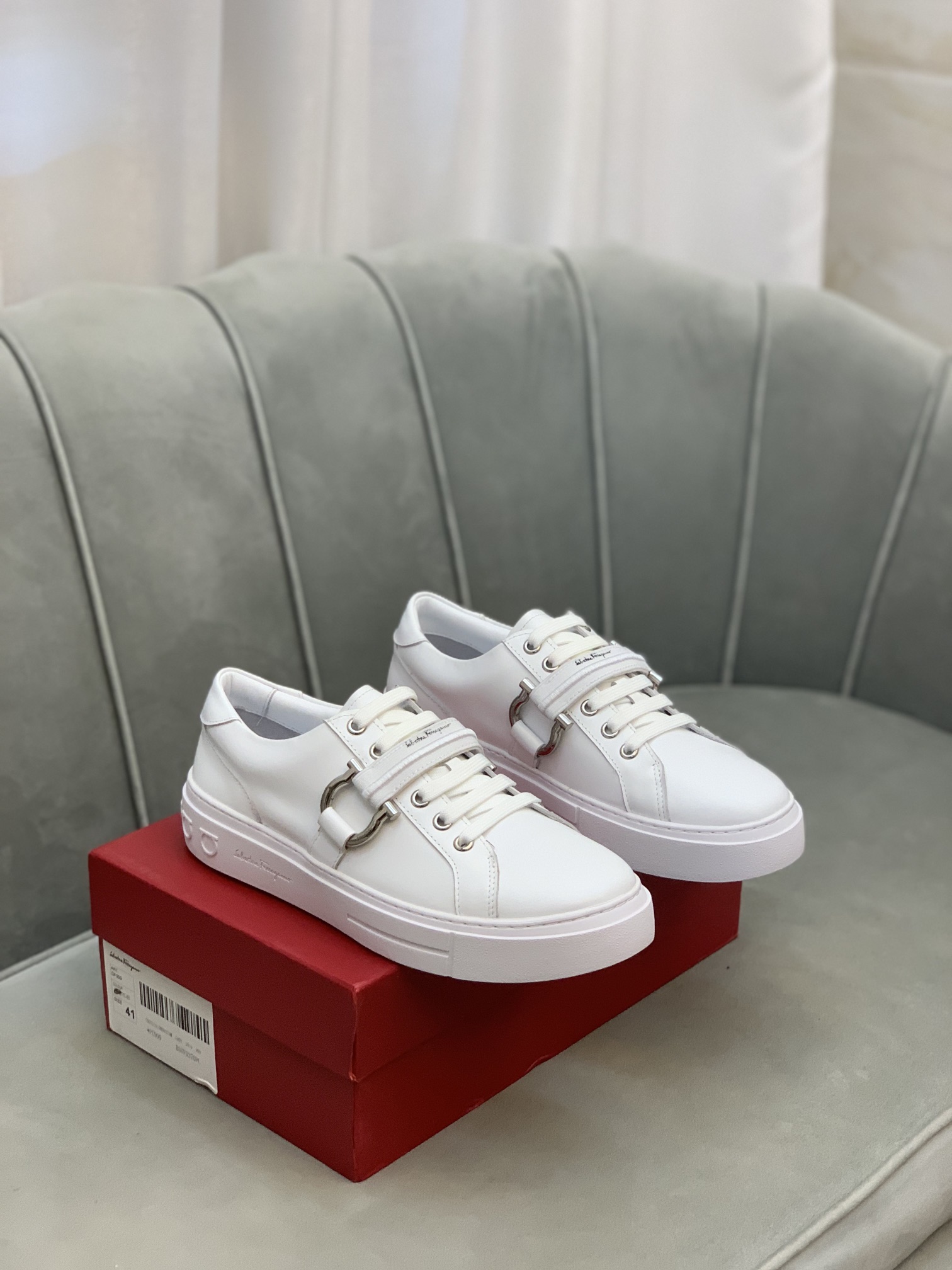 Salvatore Ferragamo Gancini Sneaker 5 - vstockx