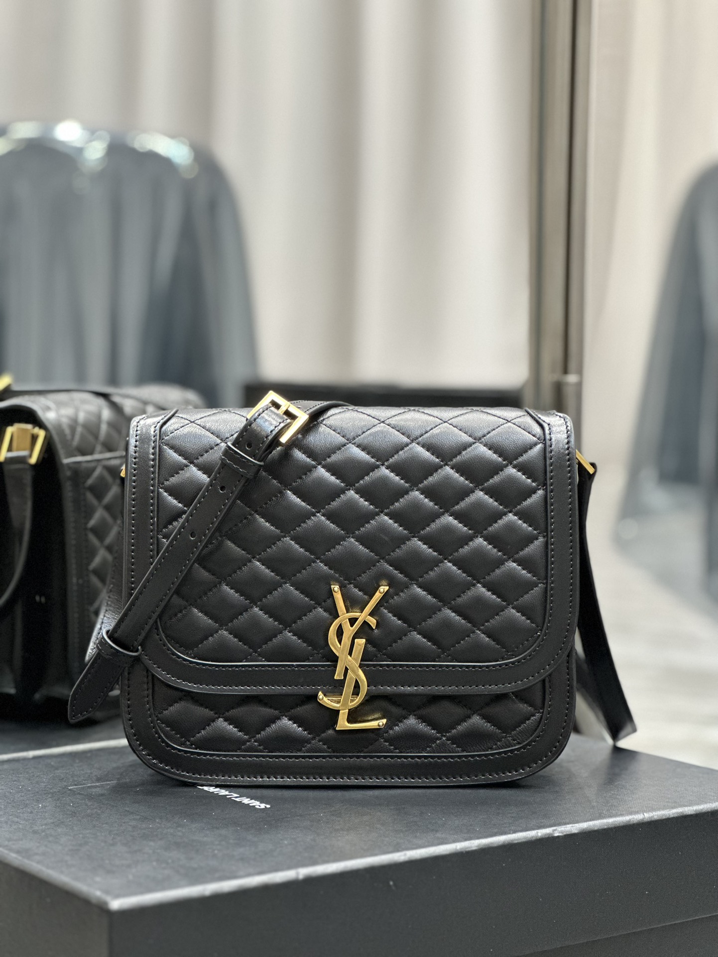 Handbags SAINT LAURENT 635025 size 22x18x5 cm - vstockx