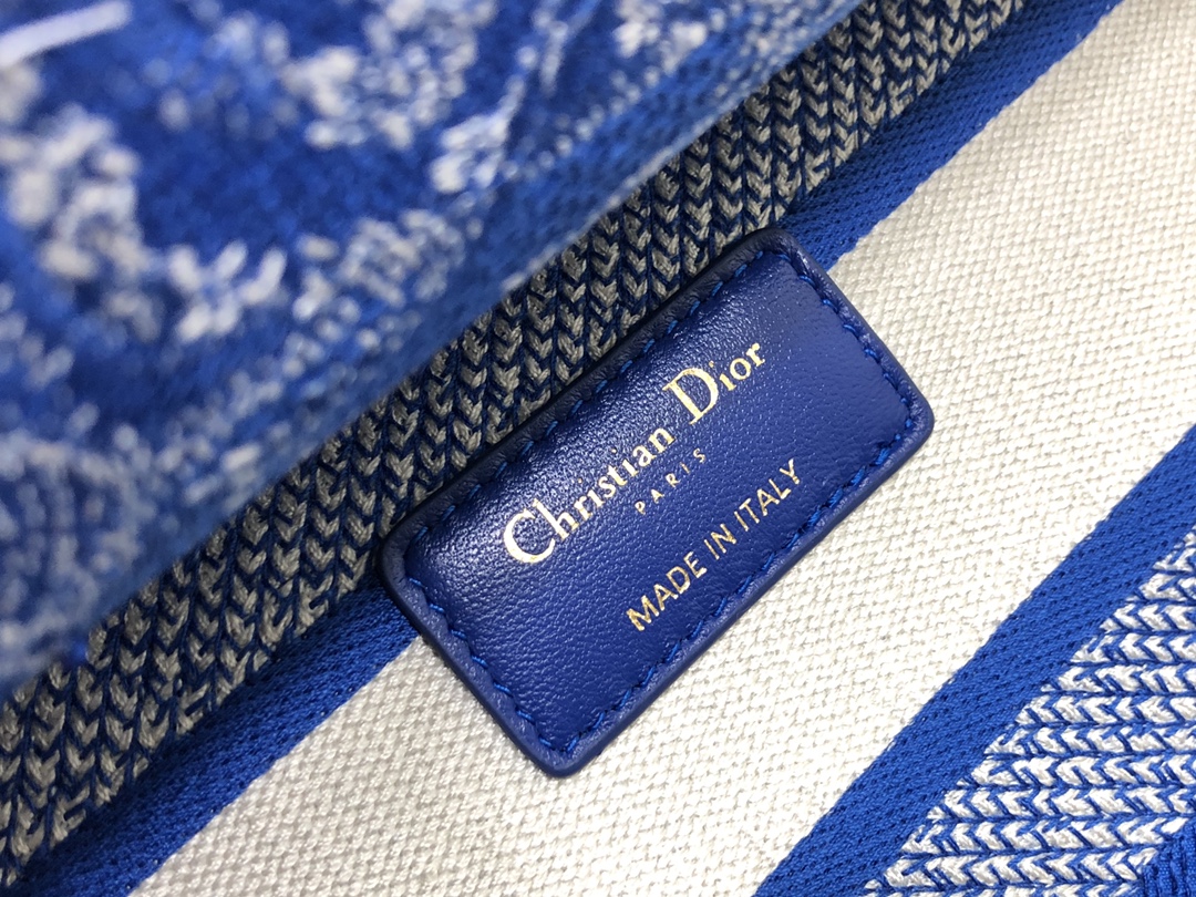 Handbag Dior M0566 size 32 x 25 x 11 cm - vstockx