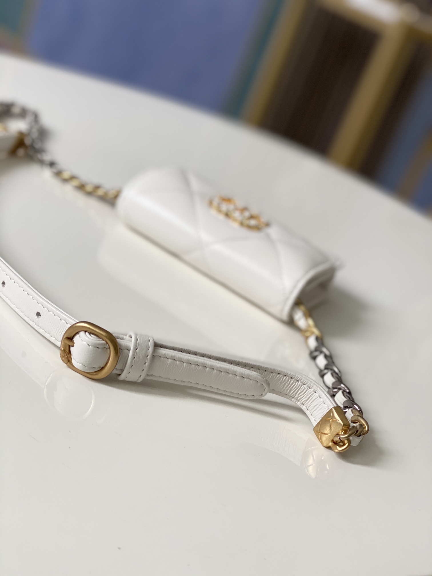 Handbag Chanel 81166 size 12 8.5 2.5 cm - vstockx