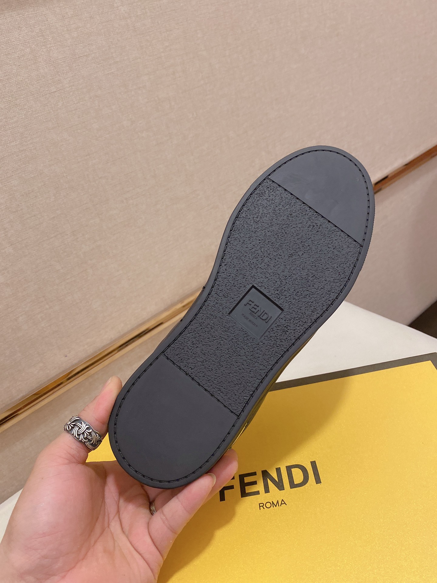 Fendi Low Top Sneakers 23 - vstockx