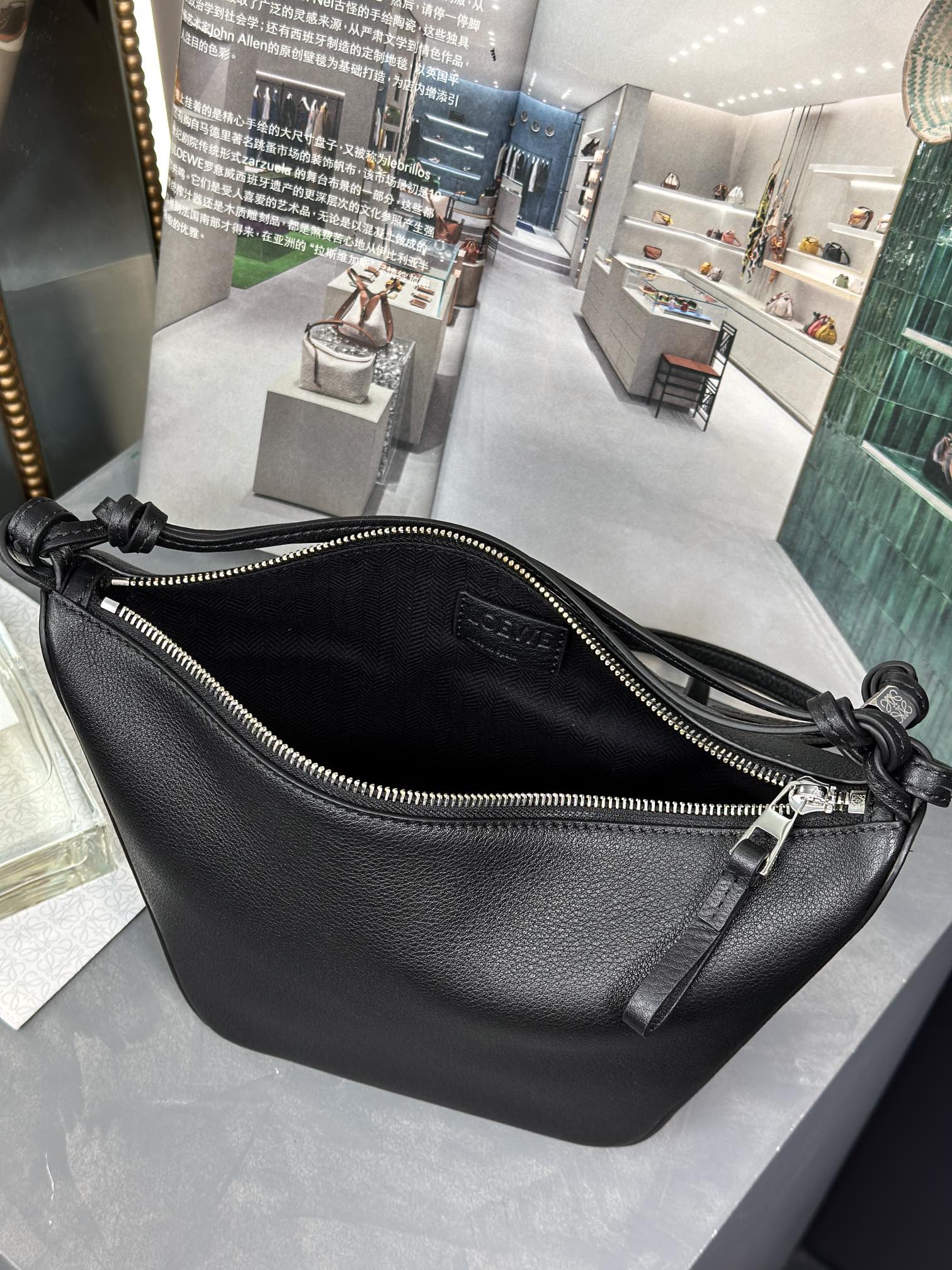 Handbags LOEWE   size:28-17-9.5 cm - vstockx