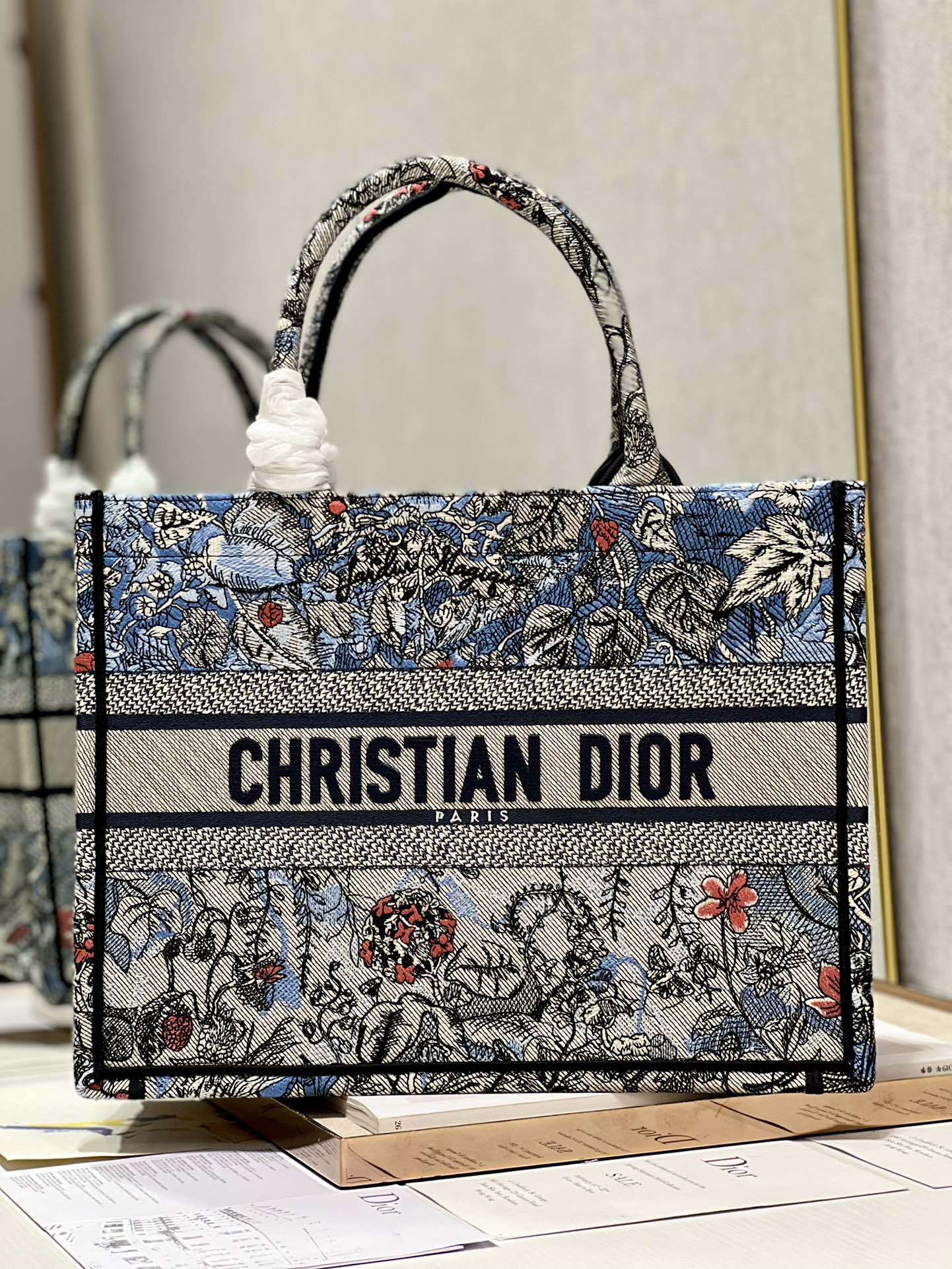 Handbag Dior 1286 size 36  28 cm - vstockx