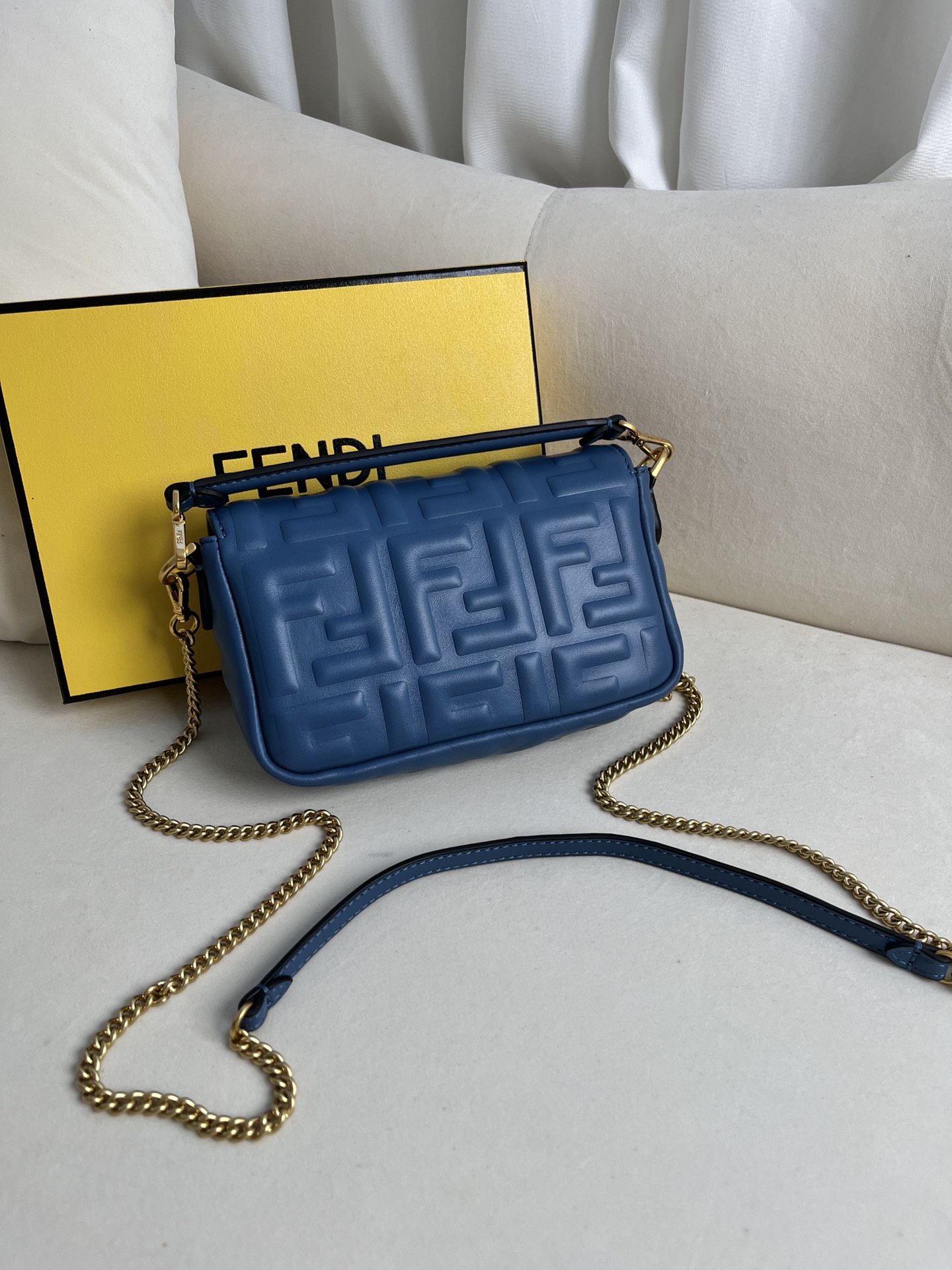 handbags FENDI 212 size:19*11.5*4cm - vstockx
