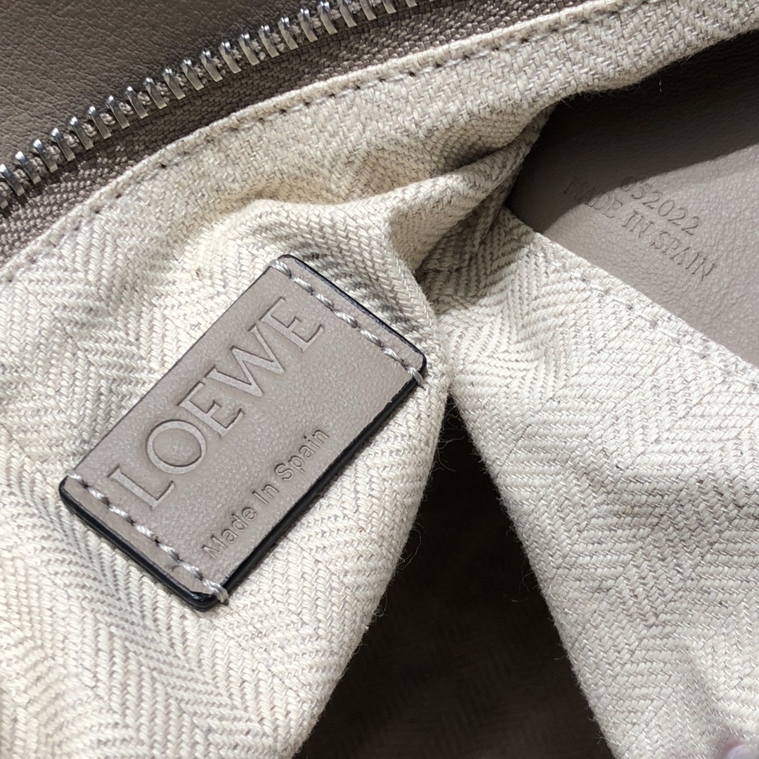 Handbags LOEWE Ykk size:29x18x12 cm - vstockx