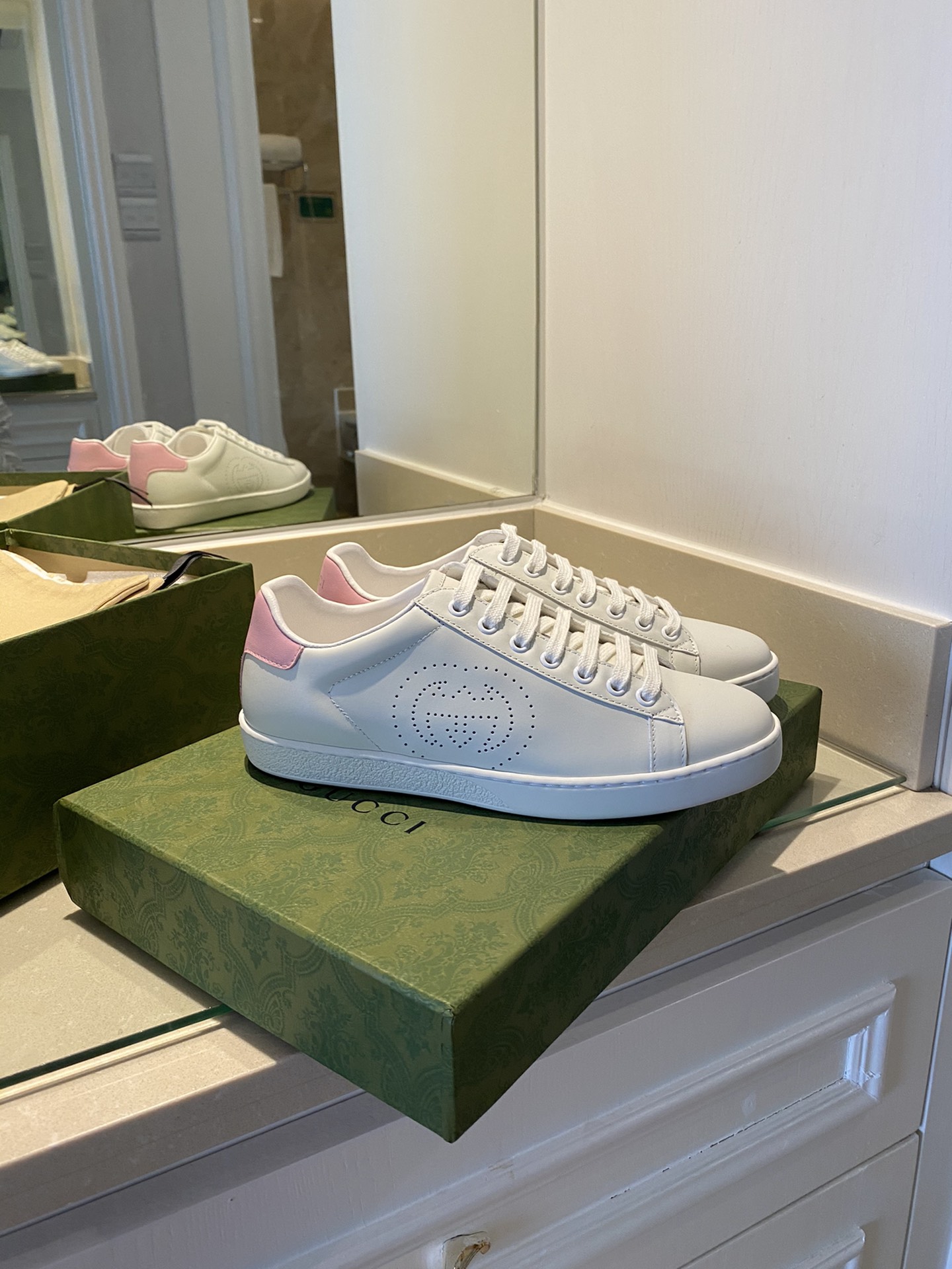 Gucci Women's Ace sneaker with bee sneaker 4 - vstockx