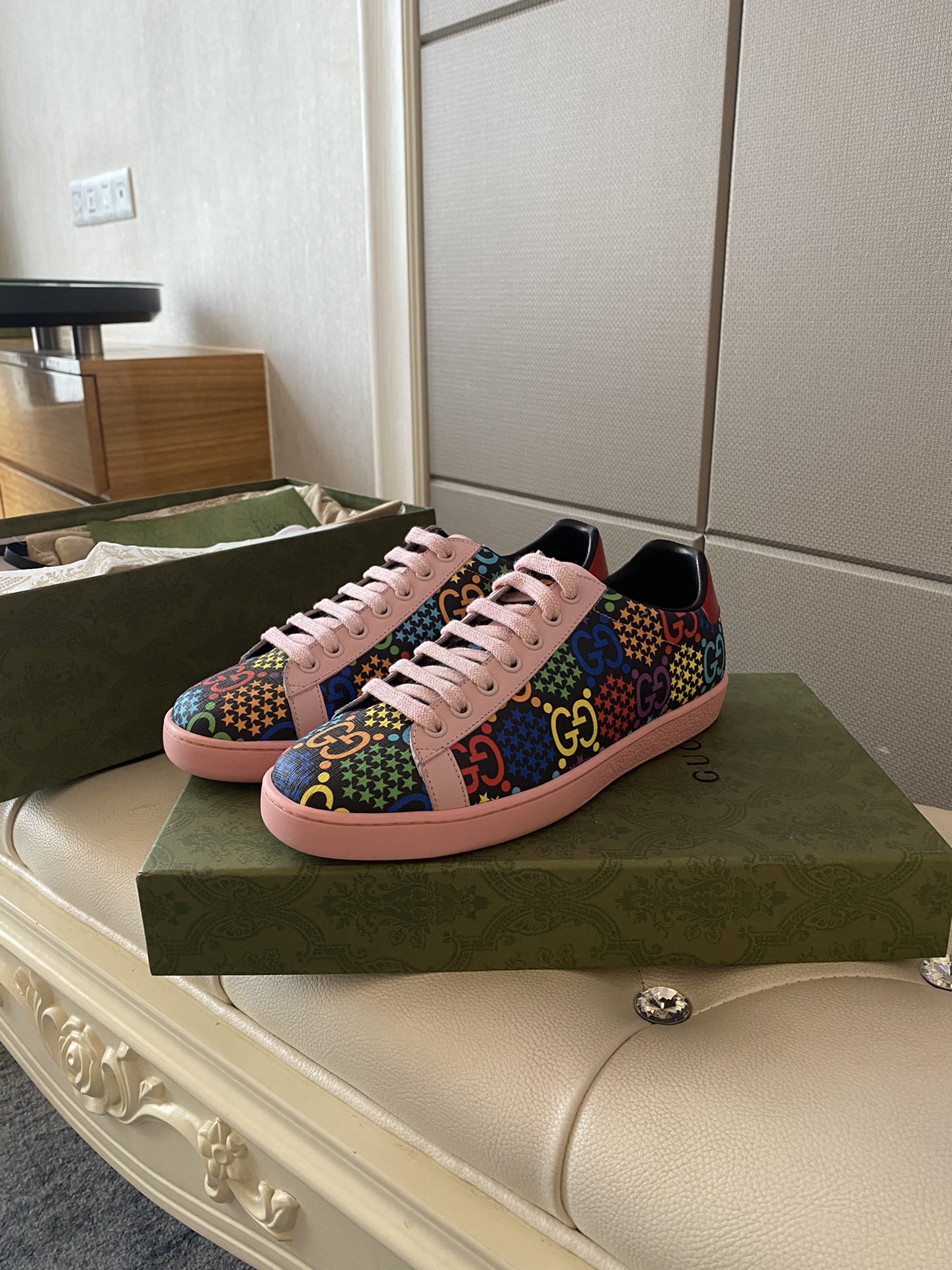 Gucci Women's Ace sneaker with bee sneaker 4 - vstockx