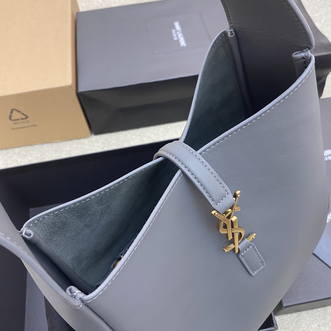 Handbags SAINT LAURENT 713938 size 22x22x10 cm - vstockx