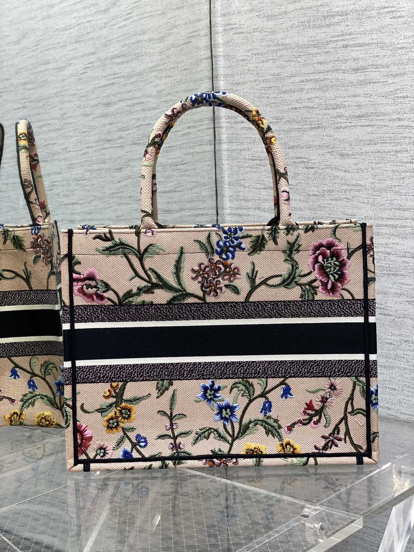 Handbag Dior size 36*18*28 cm - vstockx
