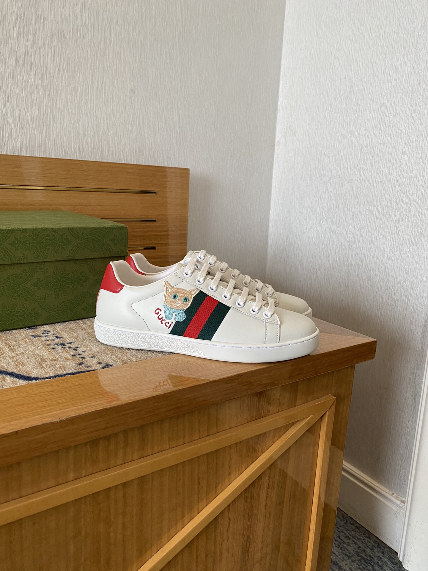 Gucci Women's Ace sneaker with bee sneaker 4 - vstockx