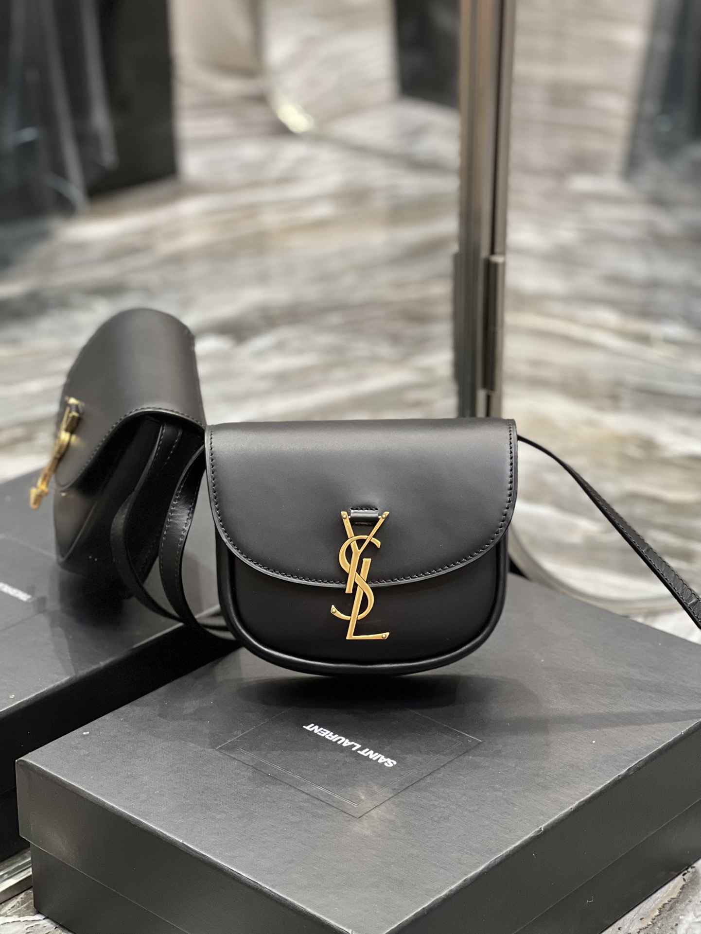 Handbags SAINT LAURENT 619740 size 18x15.5x5.5 cm - vstockx