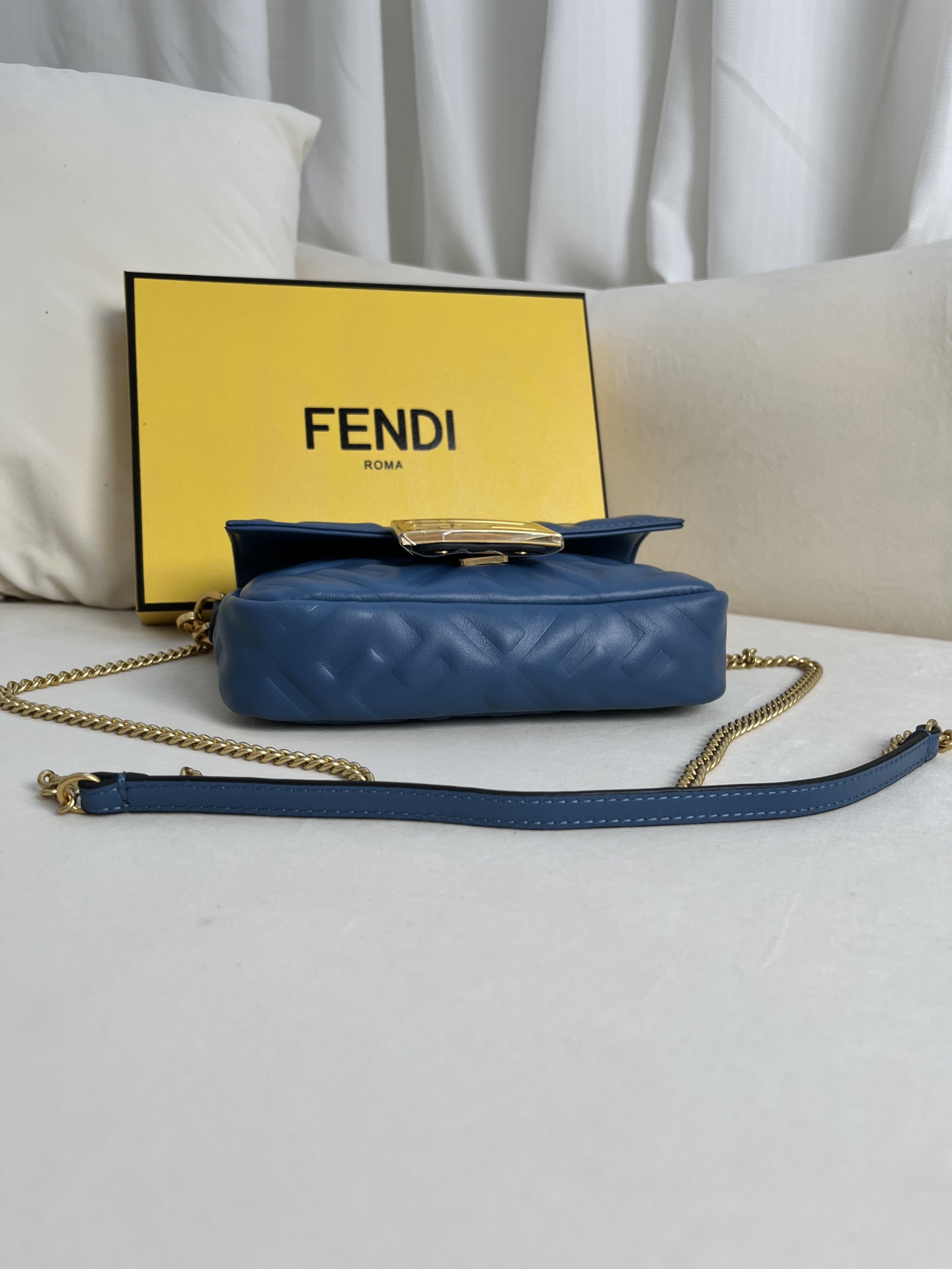 handbags FENDI 212 size:19*11.5*4cm - vstockx