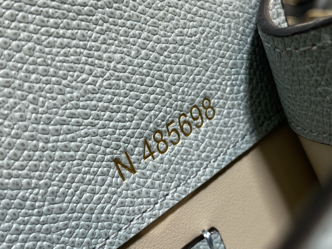 Handbag VALEXTRA size '**' - vstockx