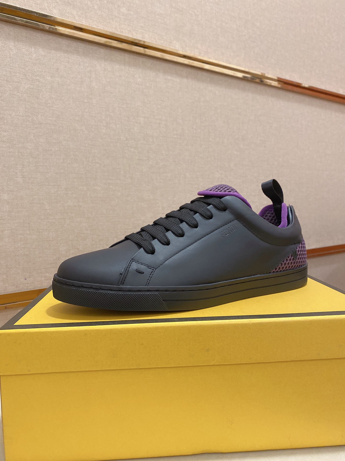 Fendi Low Top Sneakers 23 - vstockx