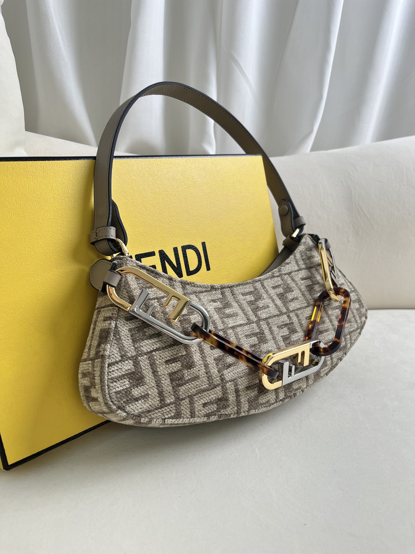 handbags FENDI 225 size:32*11*5cm - vstockx