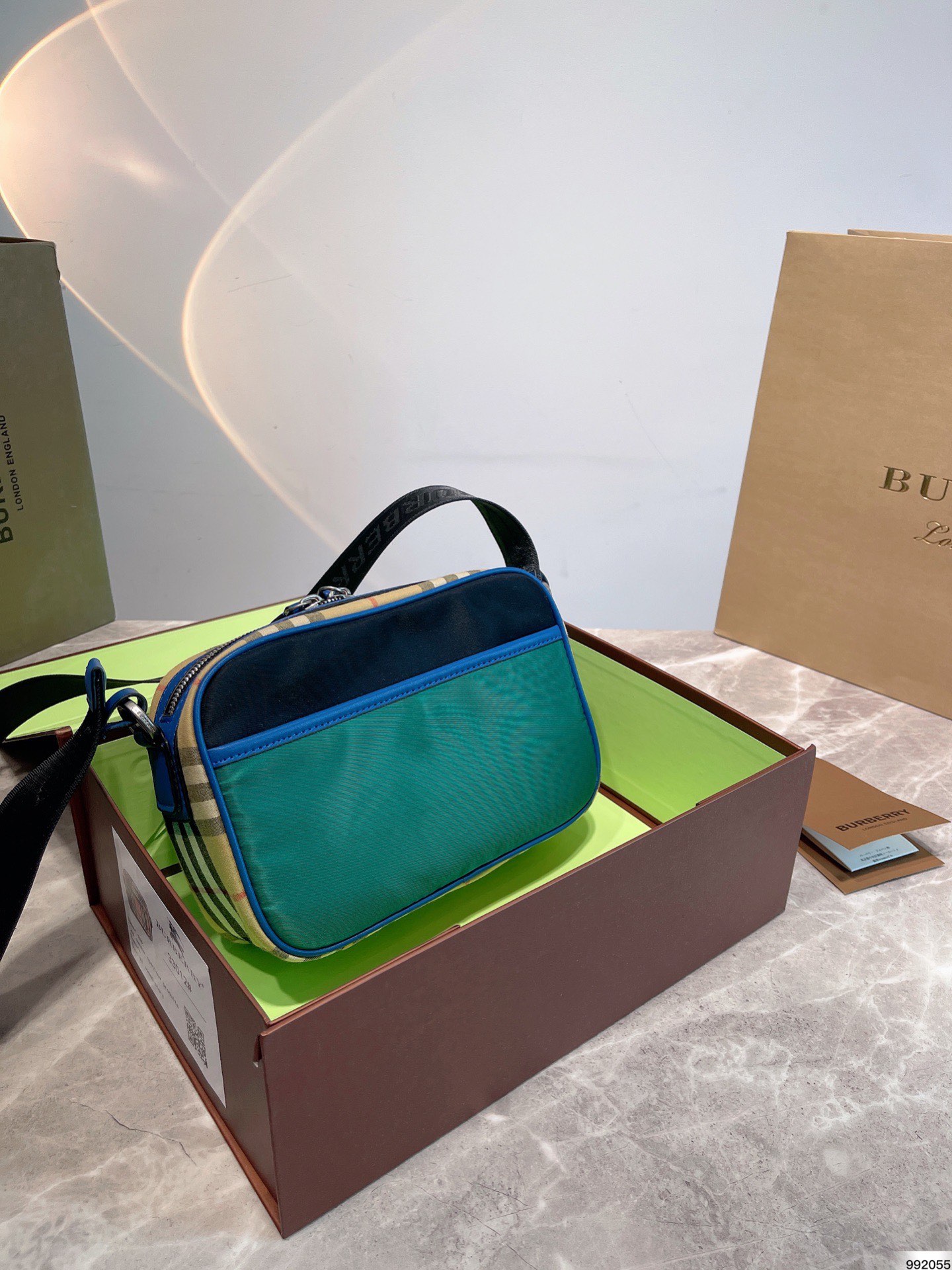 Burberry   ͱ      ෲͬ               ճ     21cm X14cm - vstockx