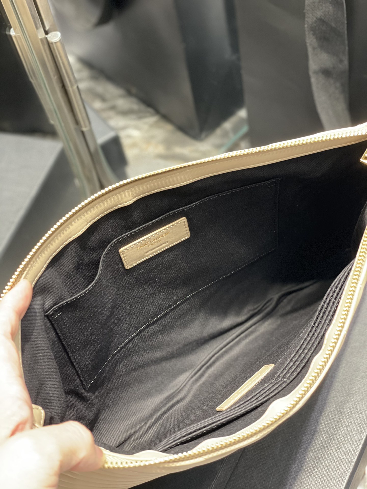 Handbags SAINT LAURENT 440222 size 36x24.5x2.5 cm - vstockx