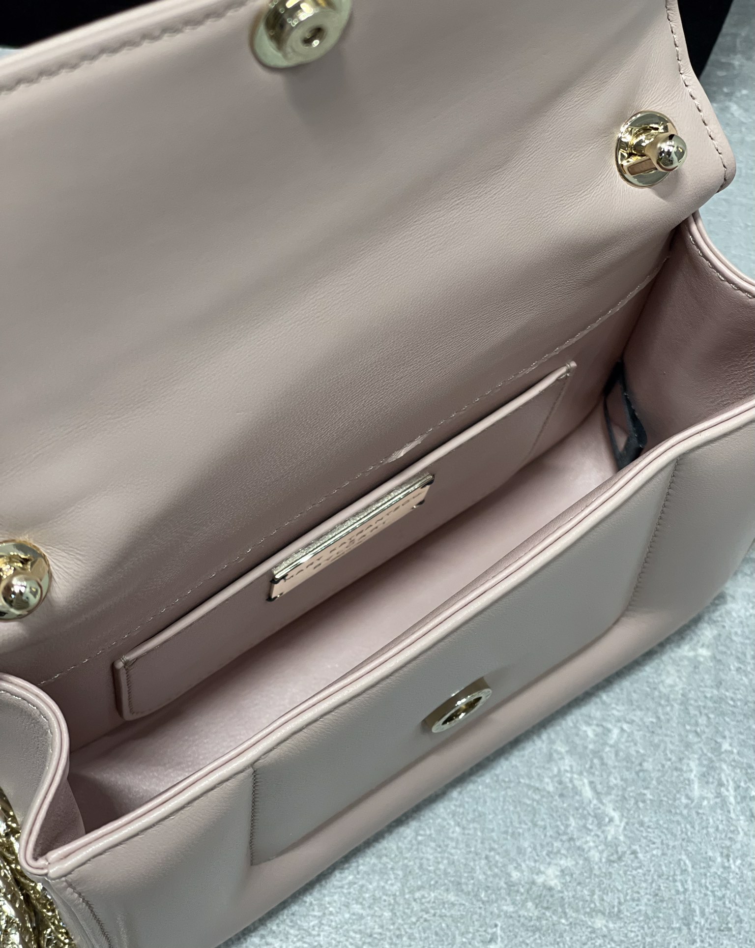 Handbags Bvlgari 291071 size:19.2*15*6 cm - vstockx