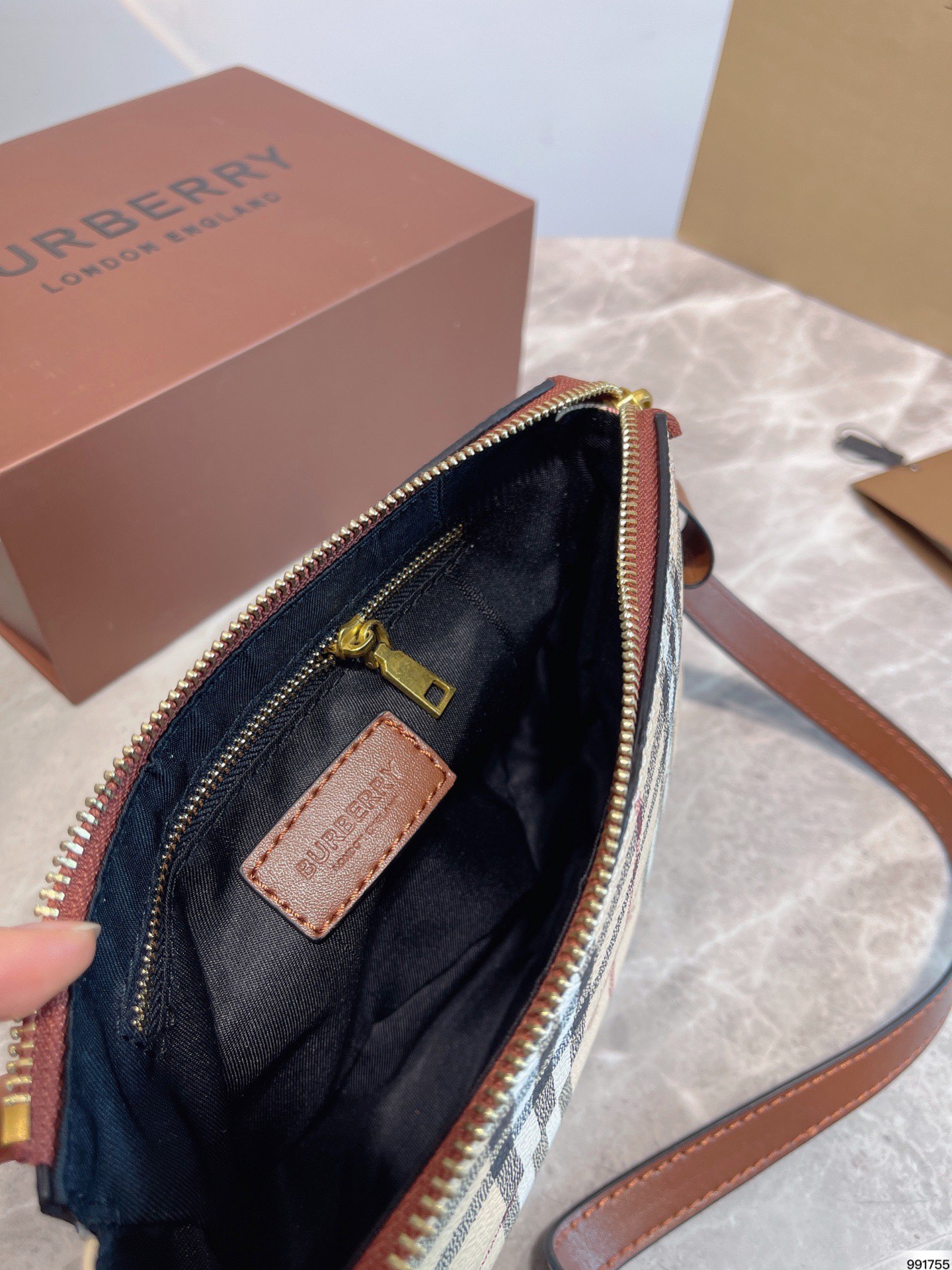 Burberry Խ  Խ        ܾ û аͱ          Ķ  ĸо   ֮ǰҲֻ          Ƭ  ߴ 21 cm x 14cm - vstockx
