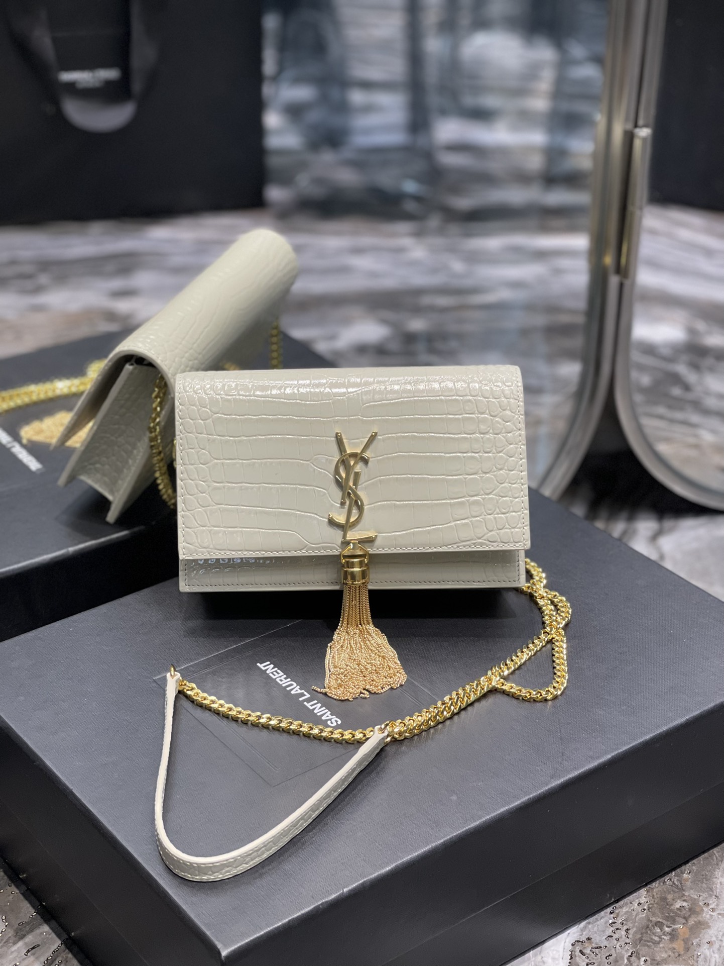 Handbags SAINT LAURENT 452159 size 19x12.5x4 cm - vstockx