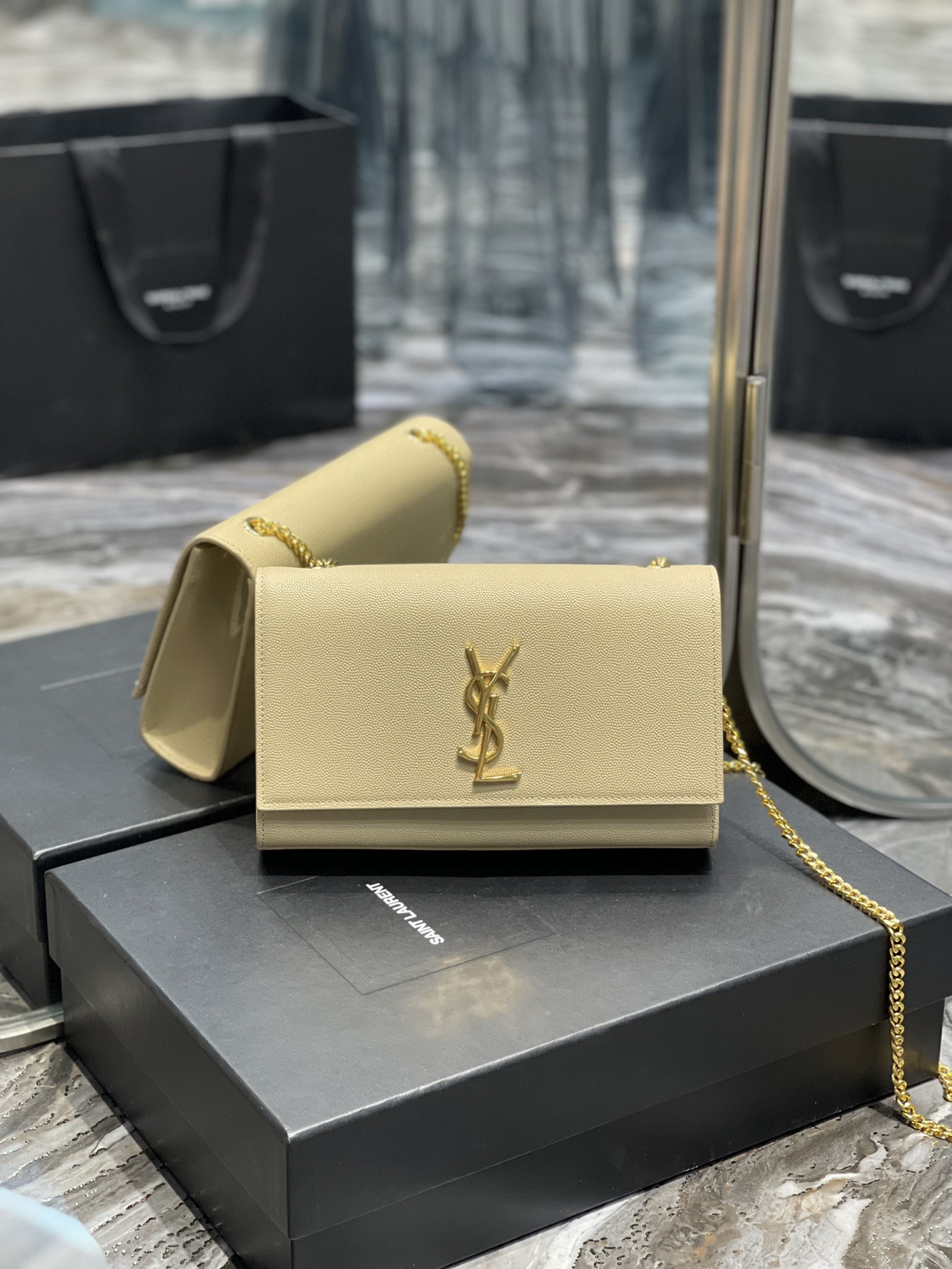 Handbags SAINT LAURENT 364021 size 24x14.5x5 cm - vstockx