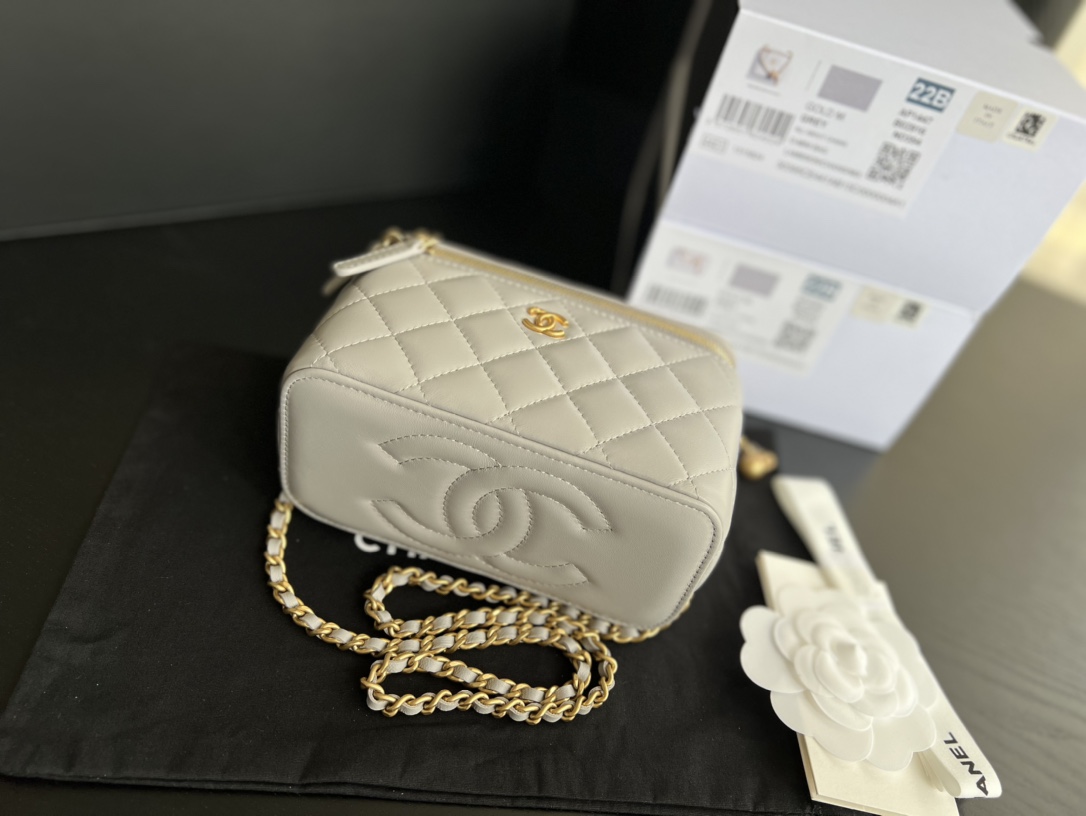 Handbag Chanel AP2303 size 17cmx9.5cmx8 cm - vstockx