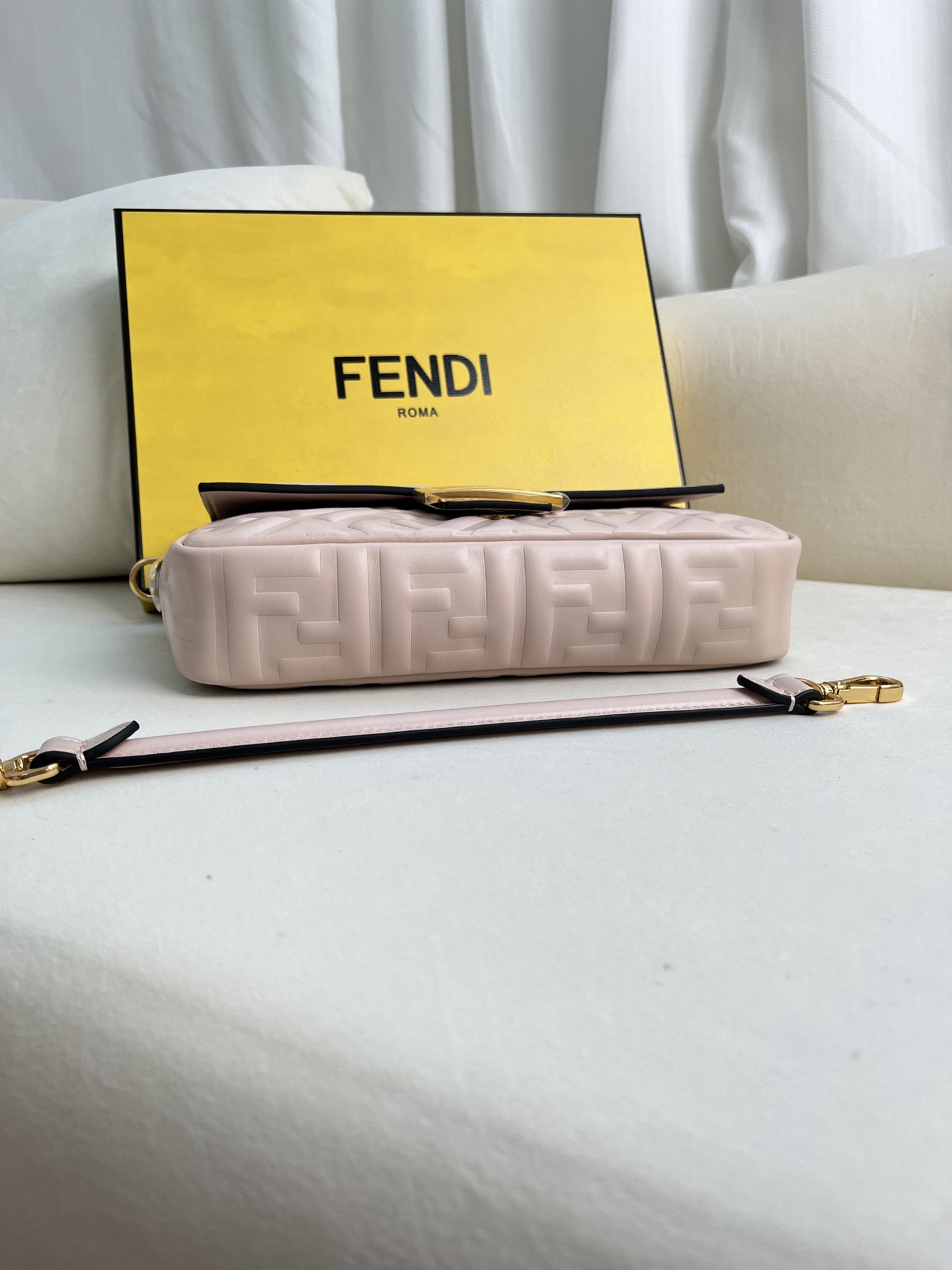 handbags FENDI 211 size:27*15*6cm - vstockx