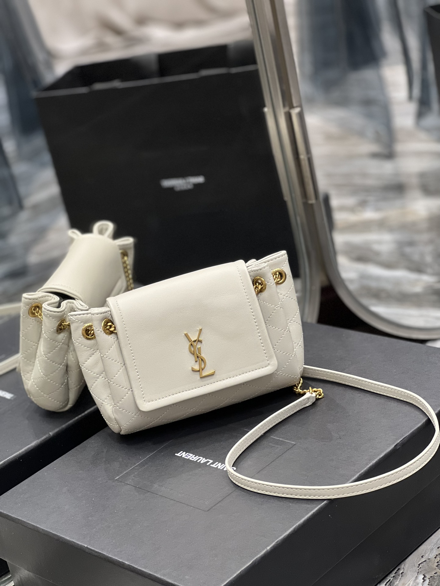 Handbags SAINT LAURENT 672738 size 18x13x6 cm - vstockx