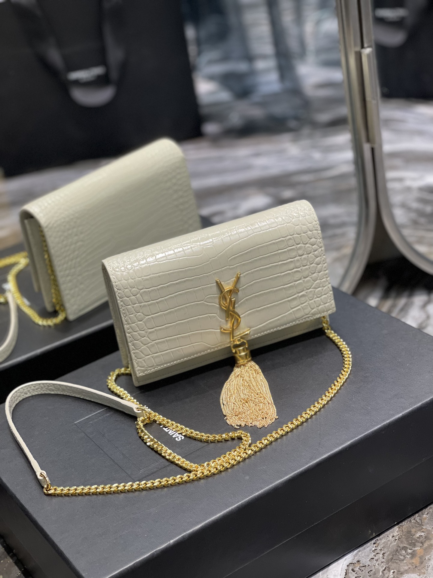 Handbags SAINT LAURENT 452159 size 19x12.5x4 cm - vstockx