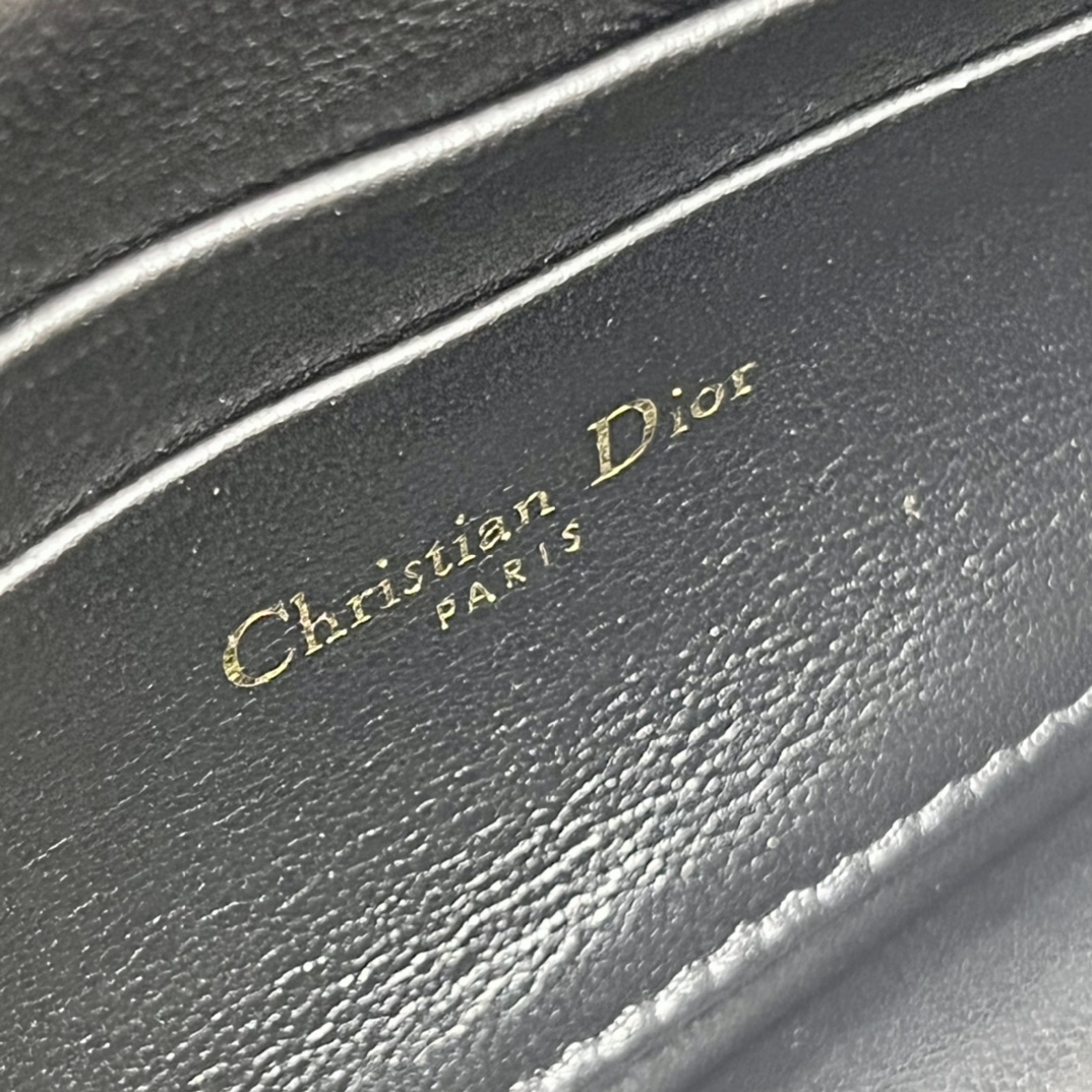 Handbag Dior 0977 size 18.5 x 10 x 4 cm - vstockx