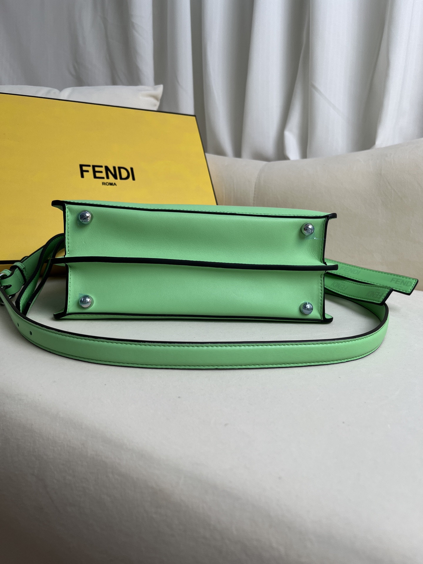 handbags FENDI 210 size:27*11*20cm - vstockx