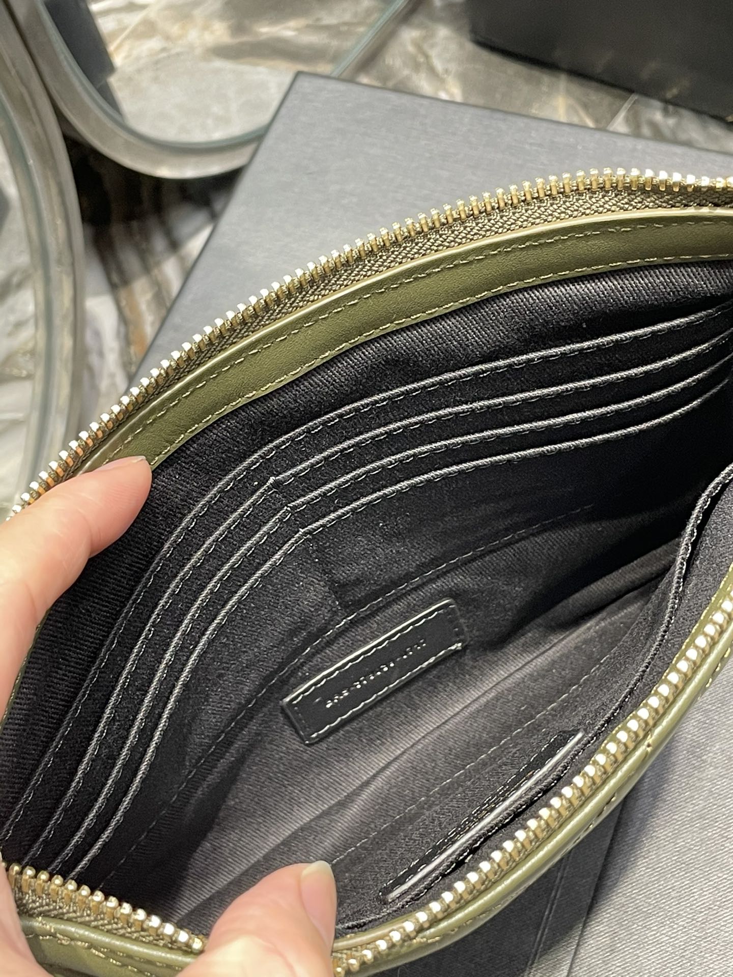 Handbags SAINT LAURENT 379039 size 24  17.5  1.5 cm - vstockx