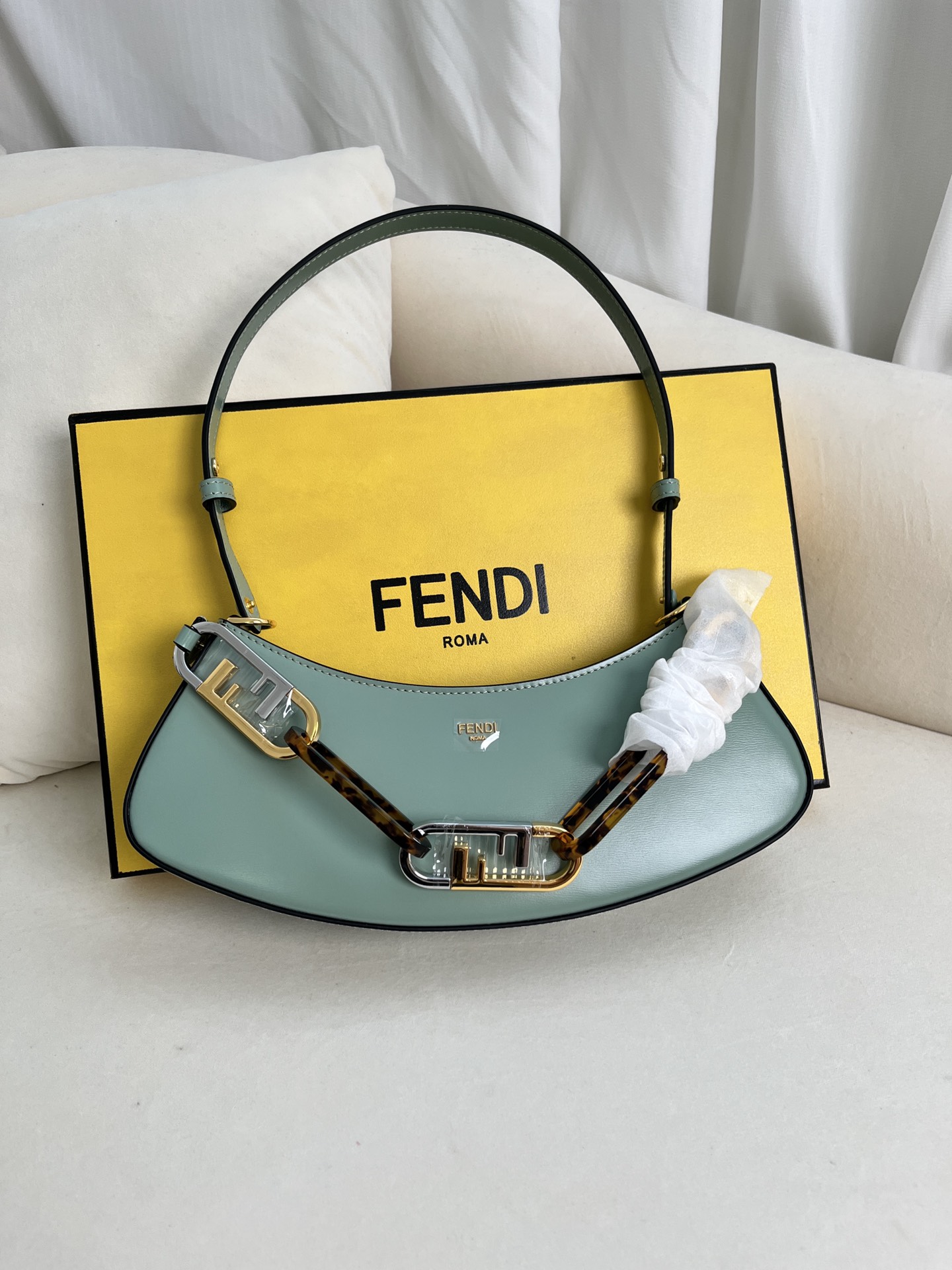 handbags FENDI 225 size:32*11*5cm - vstockx