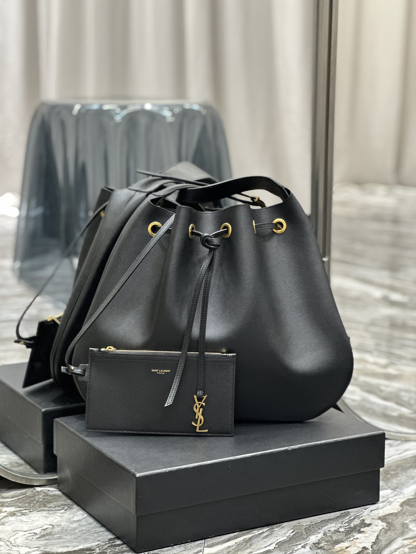 Handbags SAINT LAURENT 697941 size 44  33  2.5 cm - vstockx