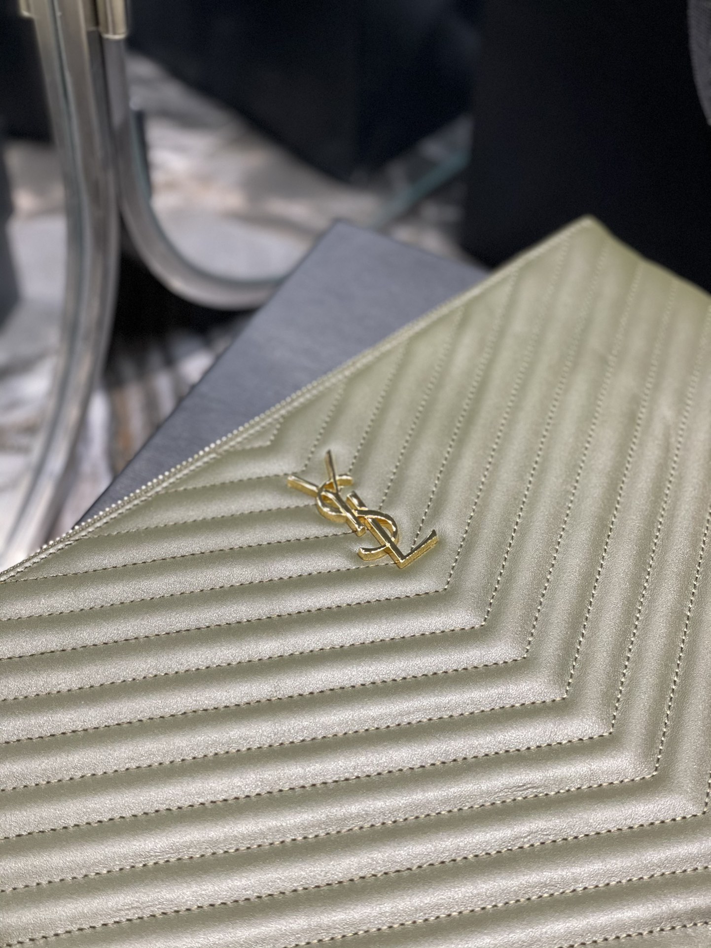 Handbags SAINT LAURENT 440222 size 36x24.5x2.5 cm - vstockx