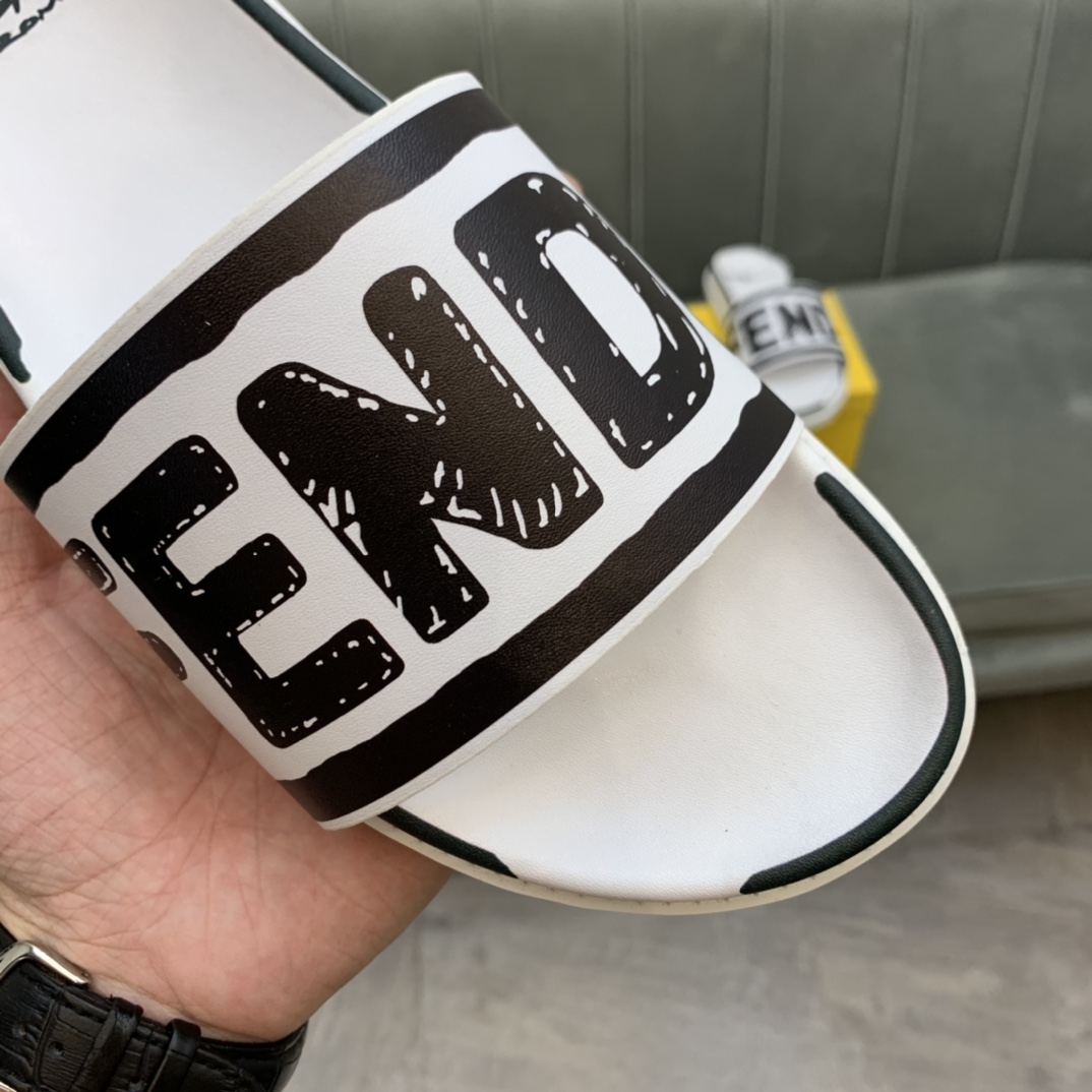 Fendi Slides 9 - vstockx