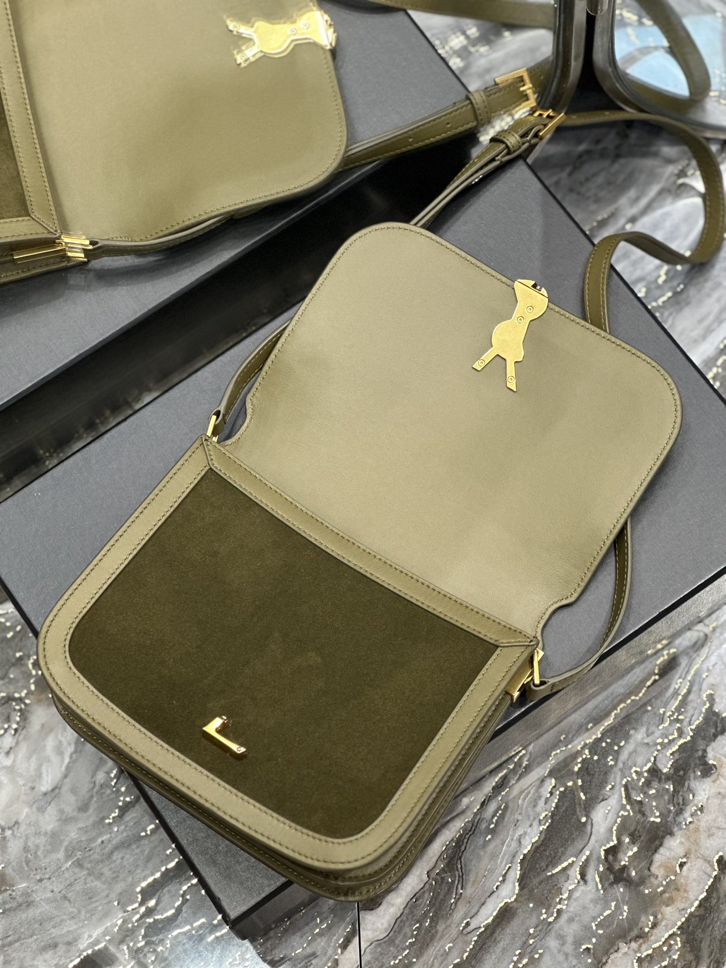 Handbags SAINT LAURENT 635025 size 22x18x5 cm - vstockx