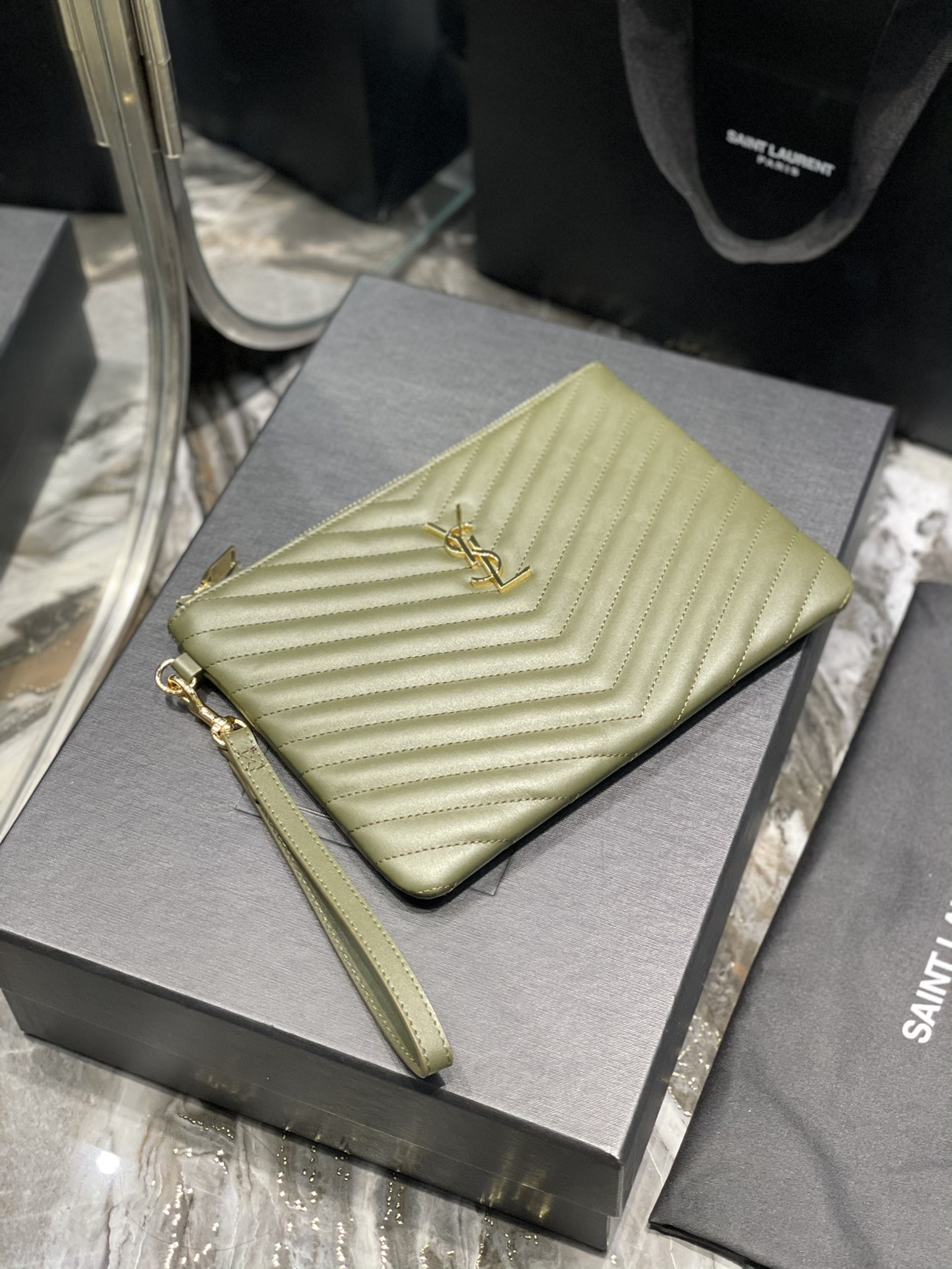 Handbags SAINT LAURENT 379039 size 24  17.5  1.5 cm - vstockx