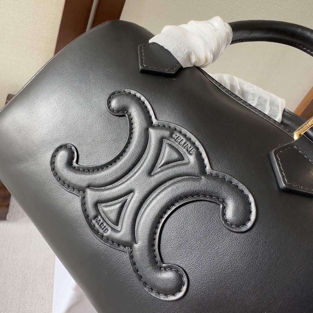 Handbags CELIN 197582 size: 19.5  14  7.5 cm - vstockx