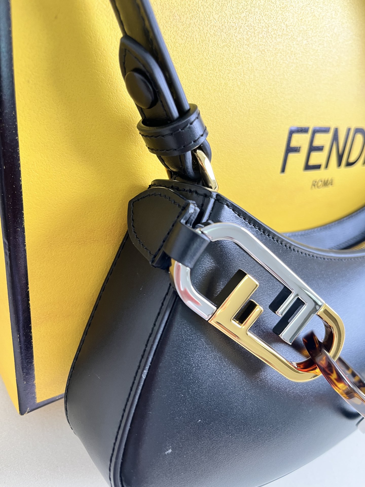 handbags FENDI 225 size:32*11*5cm - vstockx