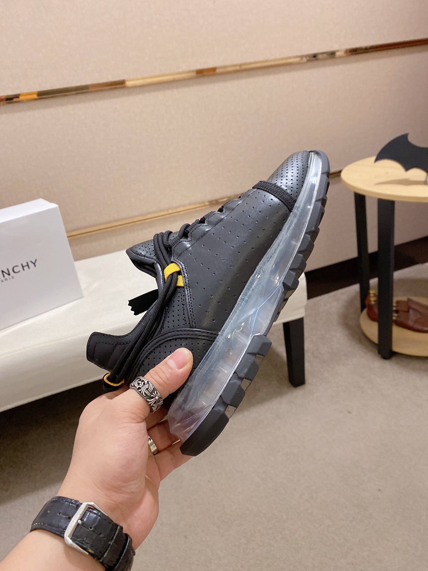 Givenchy Spectre Zip Sneakers 6 - vstockx